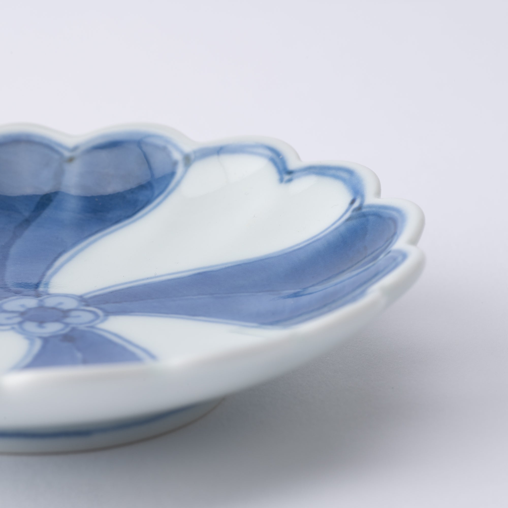 Keizan Kiln Twist Arita Chrysanthemum - Shaped Sauce Plate - MUSUBI KILN - Quality Japanese Tableware and Gift