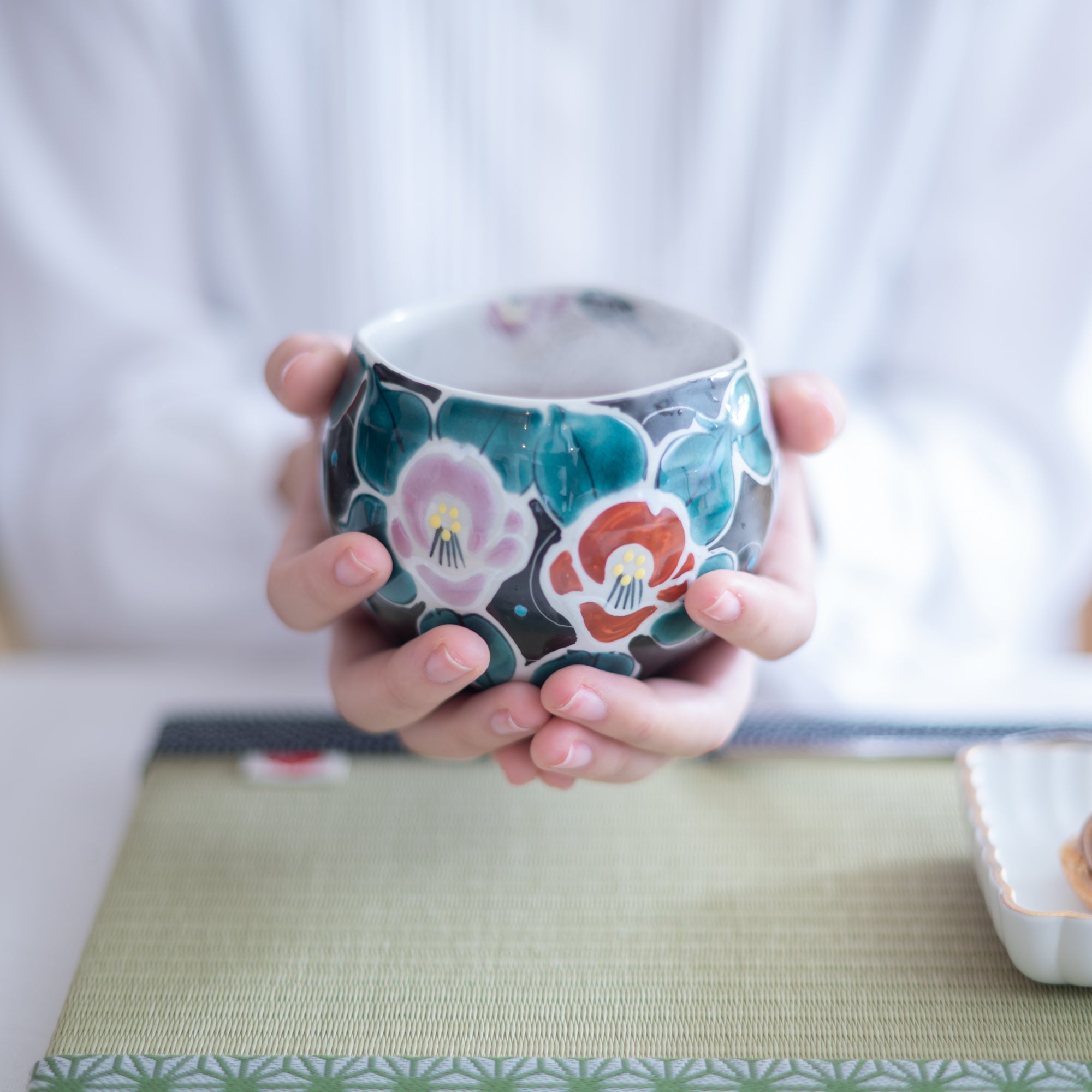 Kokuzou Kiln Painted Camellia Kutani Yunomi Japanese Teacup - MUSUBI KILN - Quality Japanese Tableware and Gift