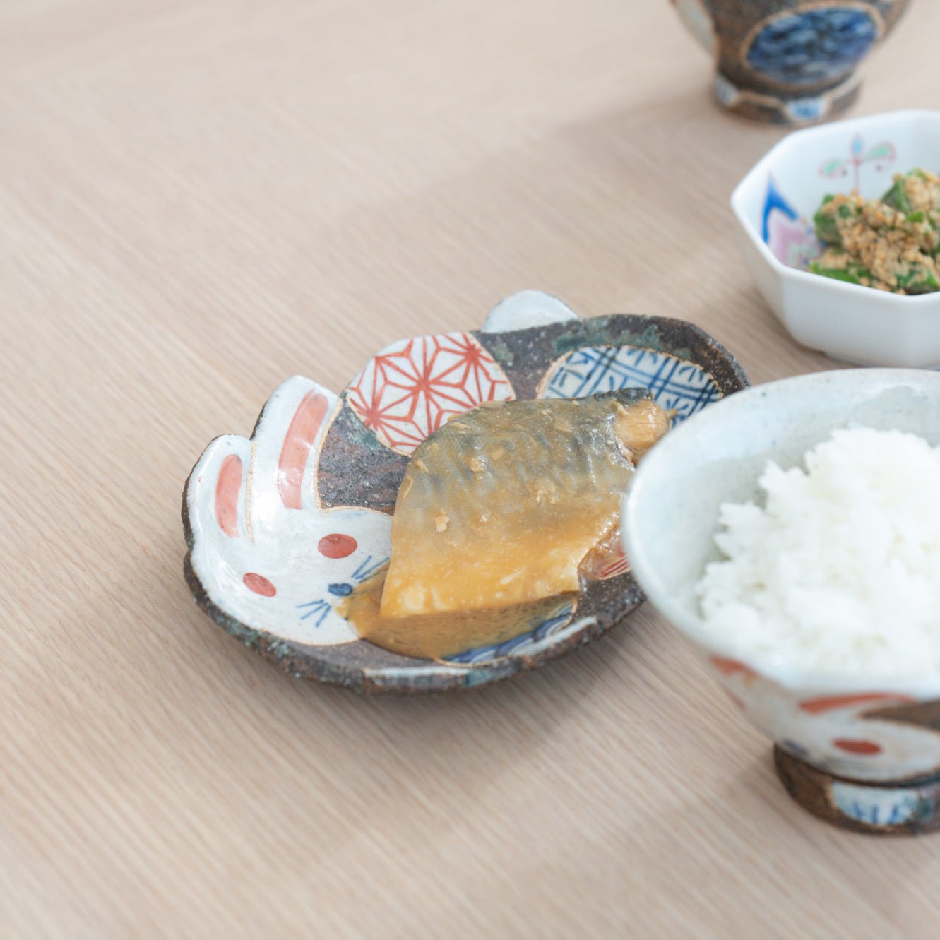 Kousai Kiln Playful Rabbit Hasami Plate - MUSUBI KILN - Quality Japanese Tableware and Gift