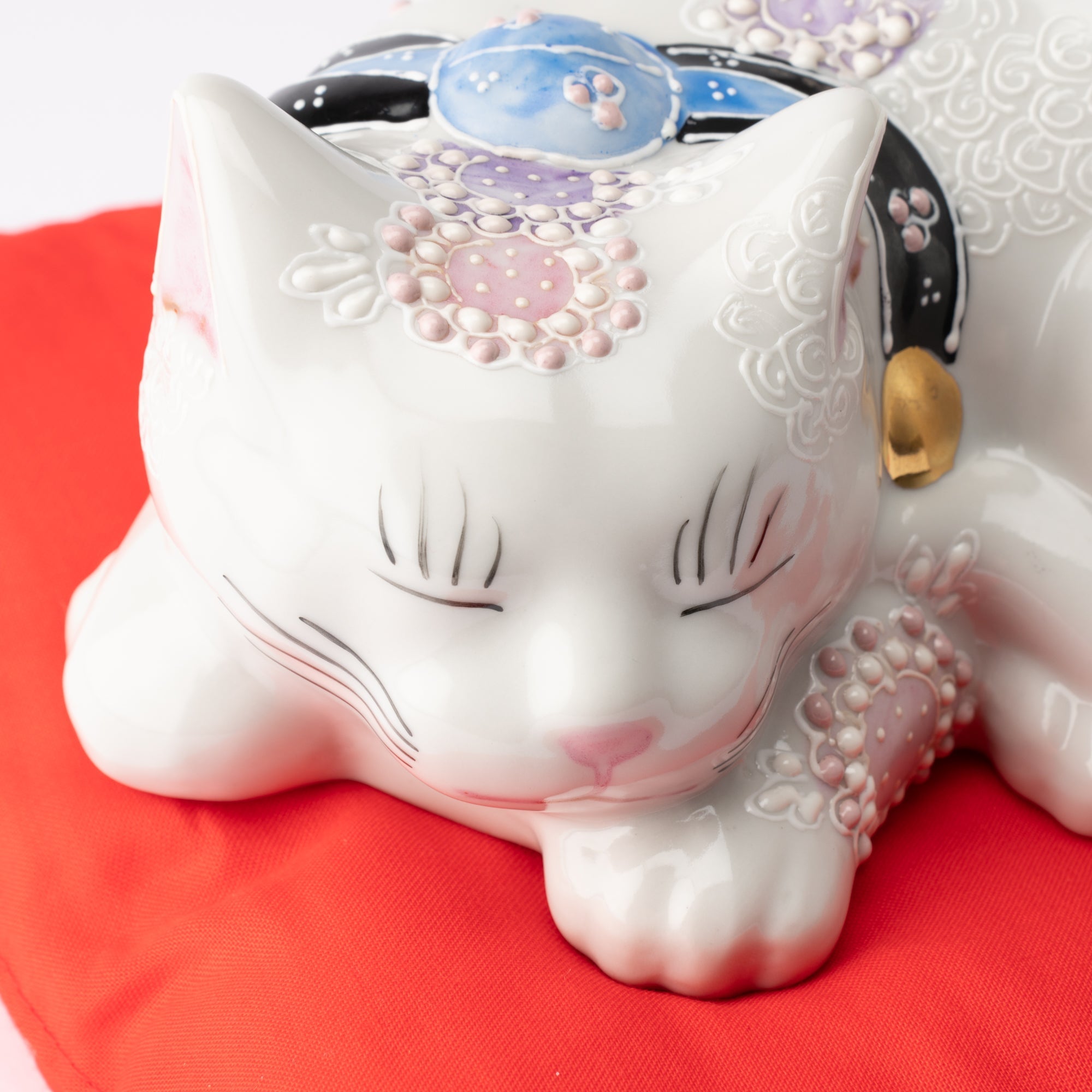 Kutani Sleeping Lucky Cat - Maneki Neko - MUSUBI KILN - Quality Japanese Tableware and Gift
