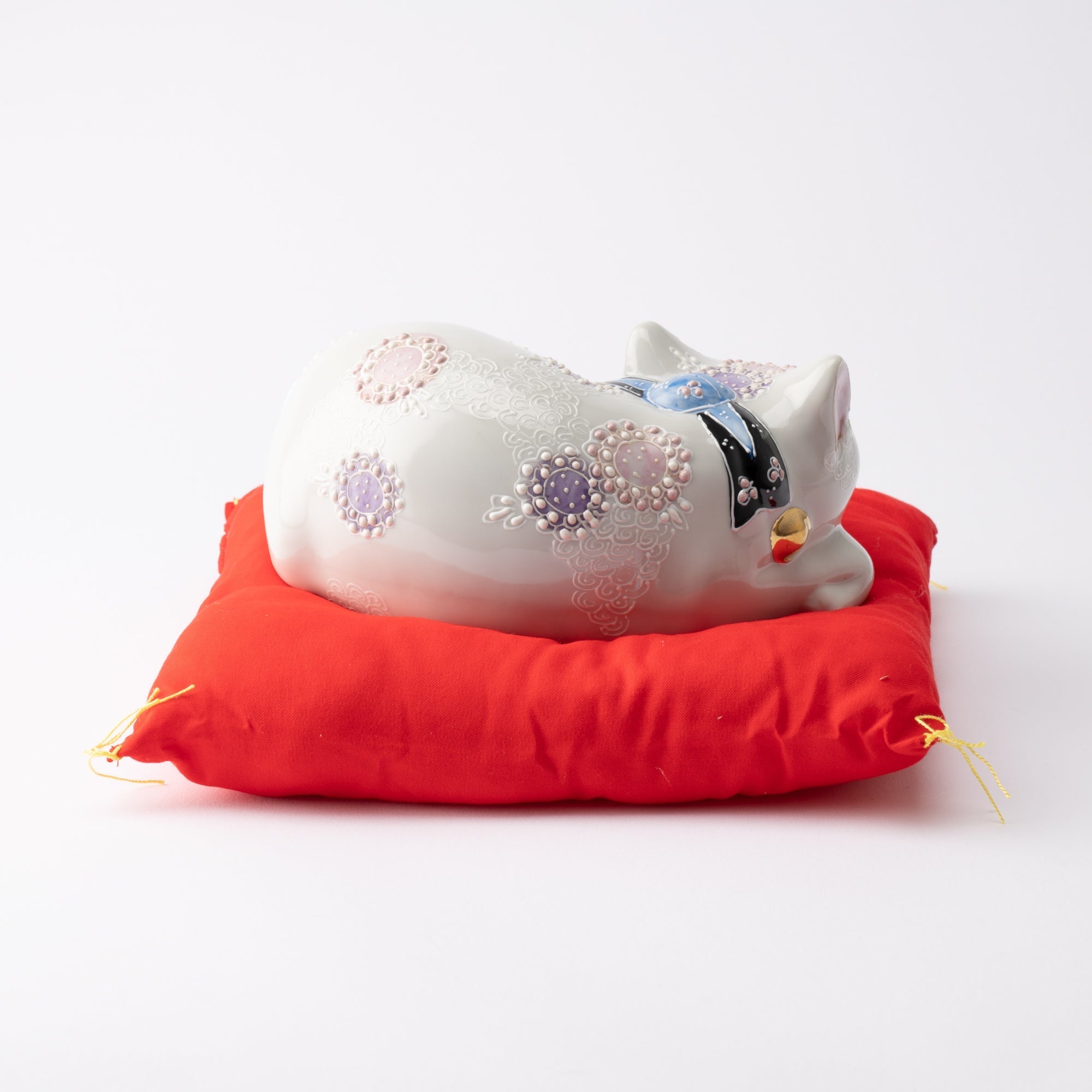 Kutani Sleeping Lucky Cat - Maneki Neko - MUSUBI KILN - Quality Japanese Tableware and Gift