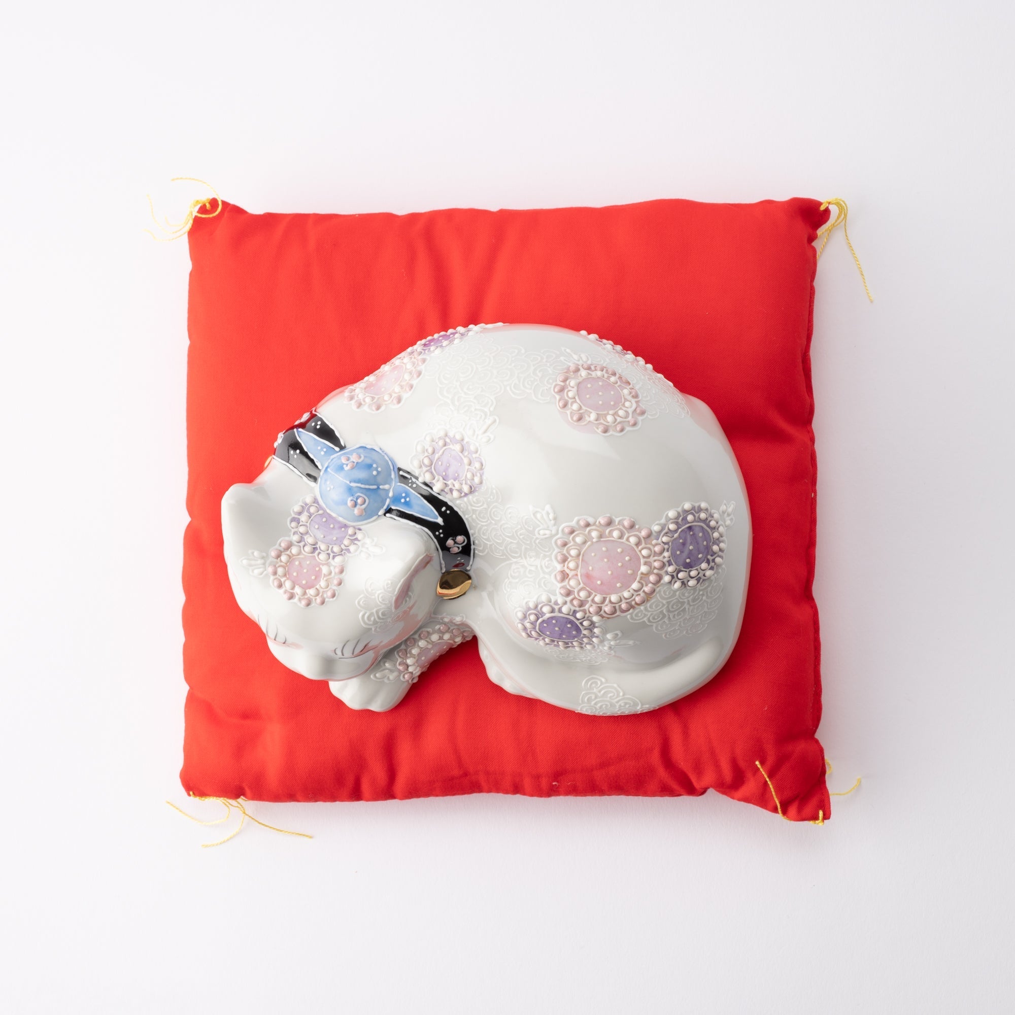 Kutani Sleeping Lucky Cat - Maneki Neko - MUSUBI KILN - Quality Japanese Tableware and Gift