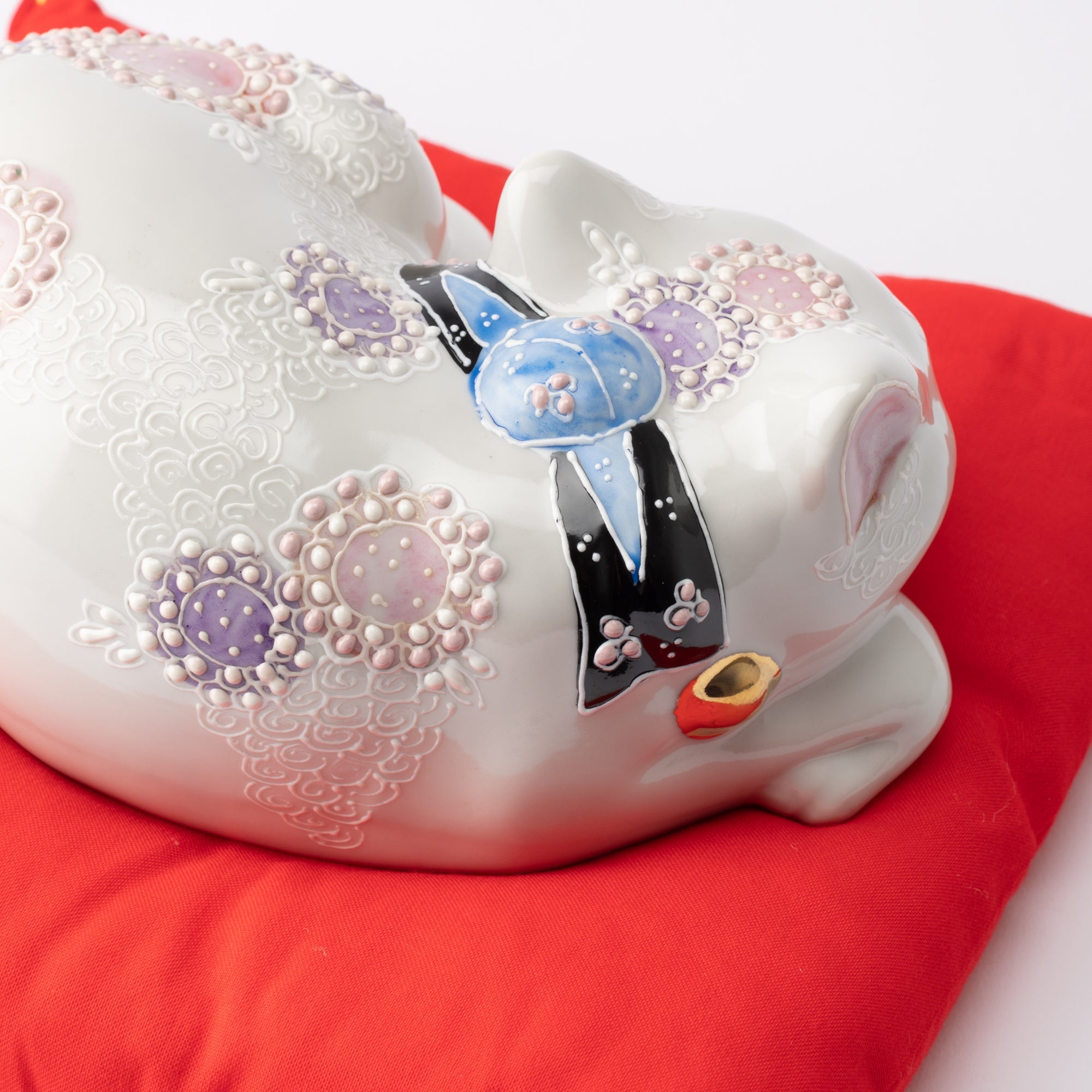 Kutani Sleeping Lucky Cat - Maneki Neko - MUSUBI KILN - Quality Japanese Tableware and Gift