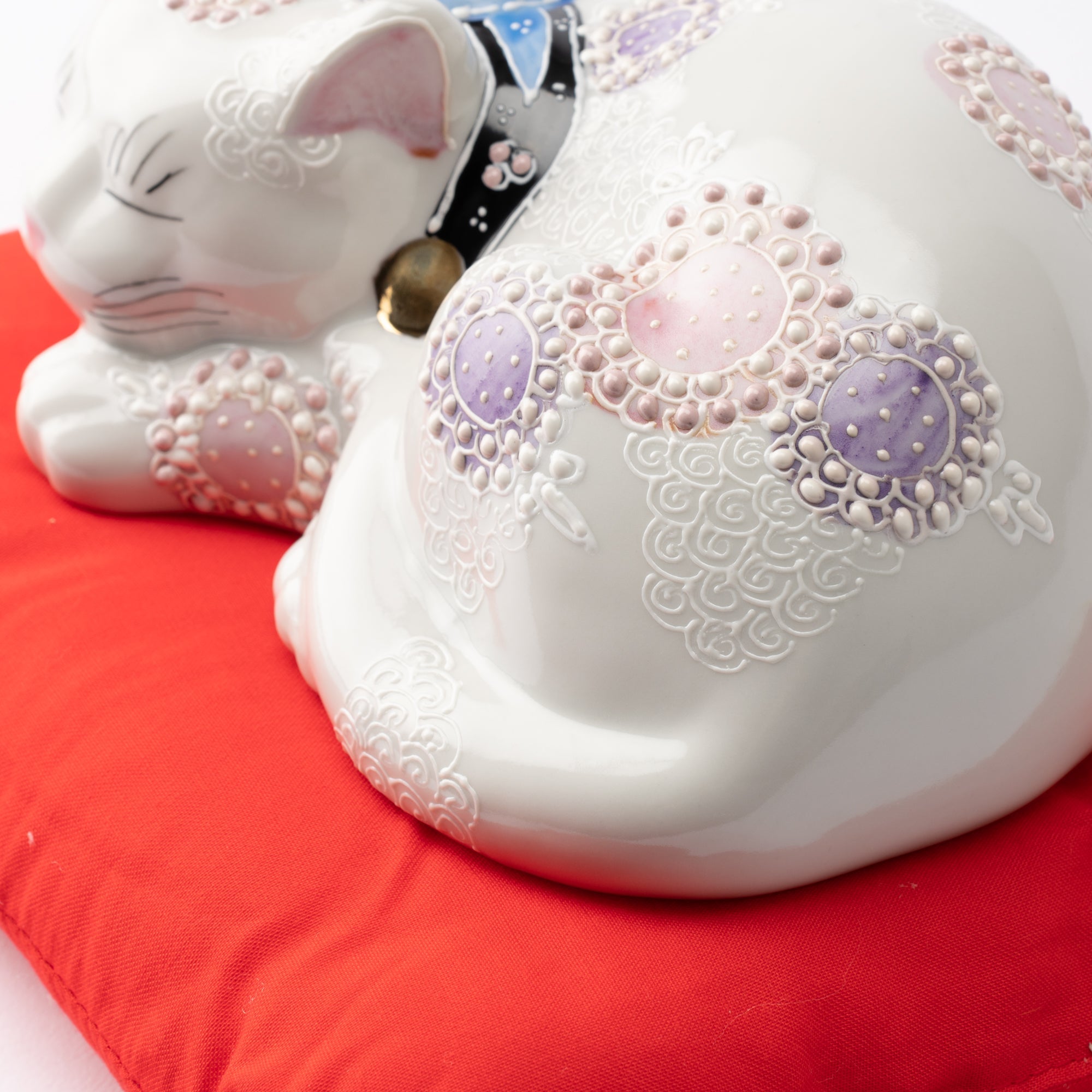 Kutani Sleeping Lucky Cat - Maneki Neko - MUSUBI KILN - Quality Japanese Tableware and Gift