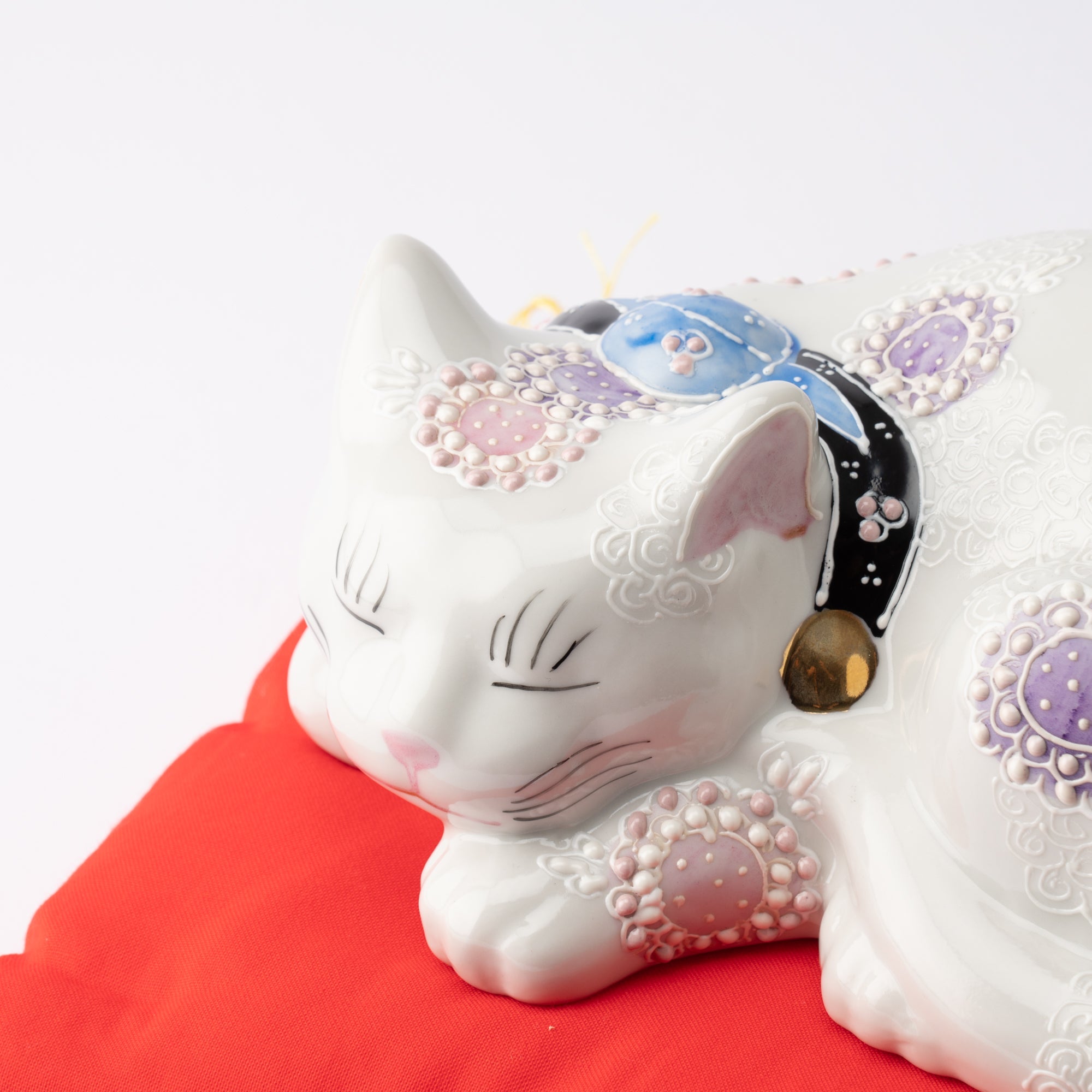 Kutani Sleeping Lucky Cat - Maneki Neko - MUSUBI KILN - Quality Japanese Tableware and Gift