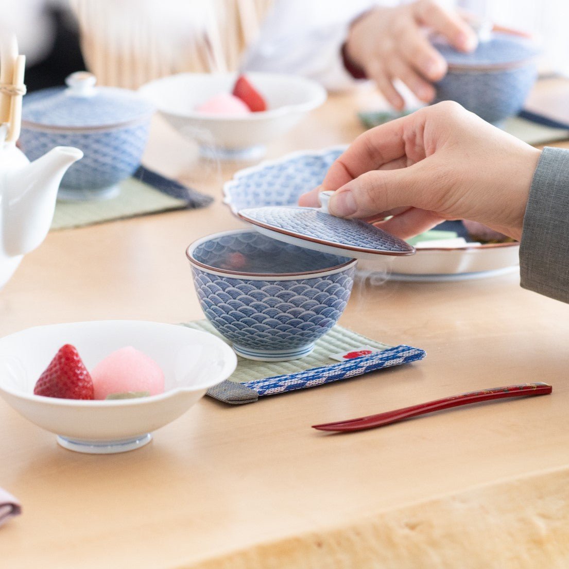 Midou Kiln Seigaiha Blue Wave Hasami Japanese Teacup with lid - MUSUBI KILN - Quality Japanese Tableware and Gift
