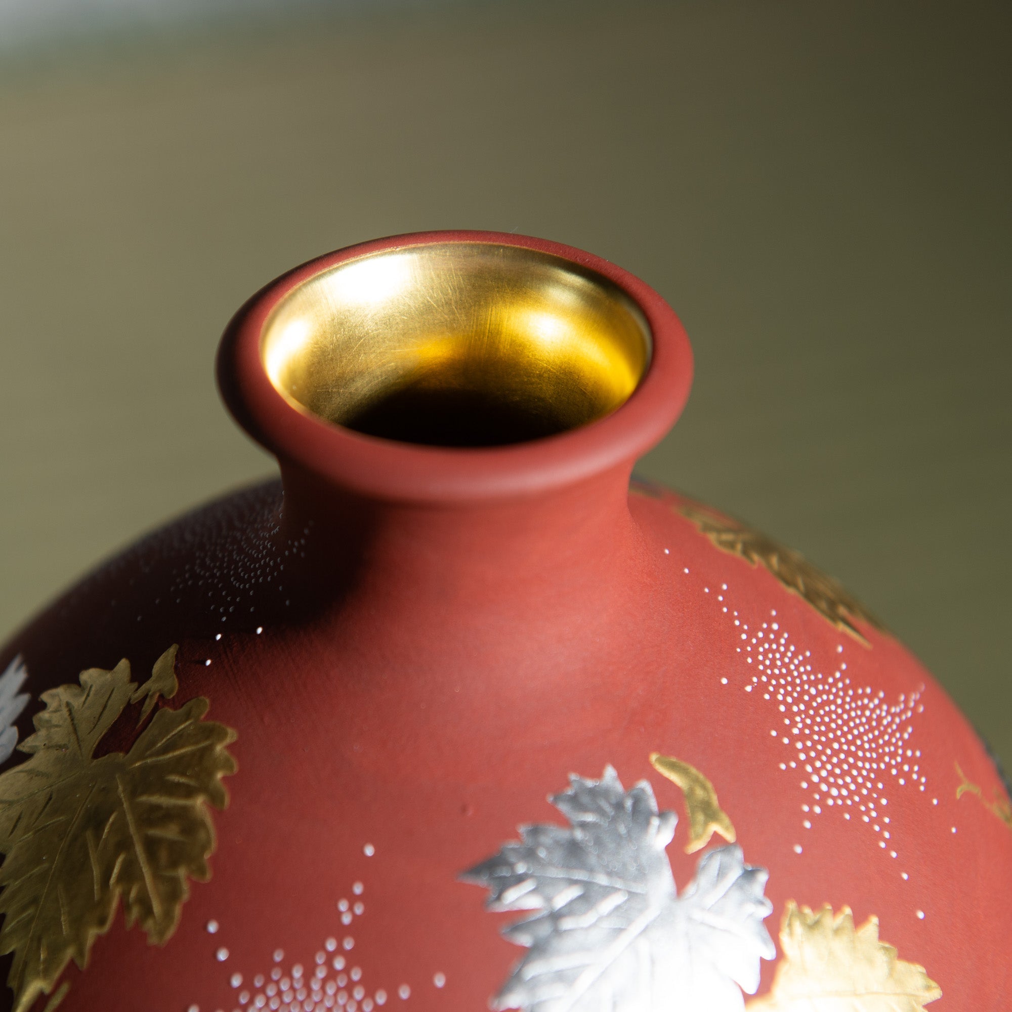 Nakada Kingyoku Red Morikin Shirochibu Grape Pattern Oval Vase - MUSUBI KILN - Quality Japanese Tableware and Gift