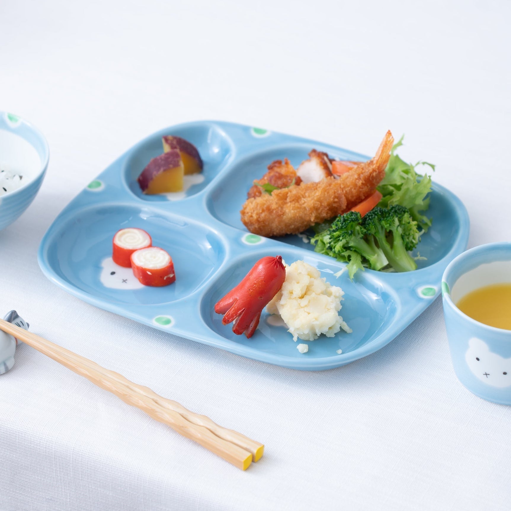 Oshin Kiln Blue Bear Hasami Children's Divided Plate - MUSUBI KILN - Quality Japanese Tableware and Gift