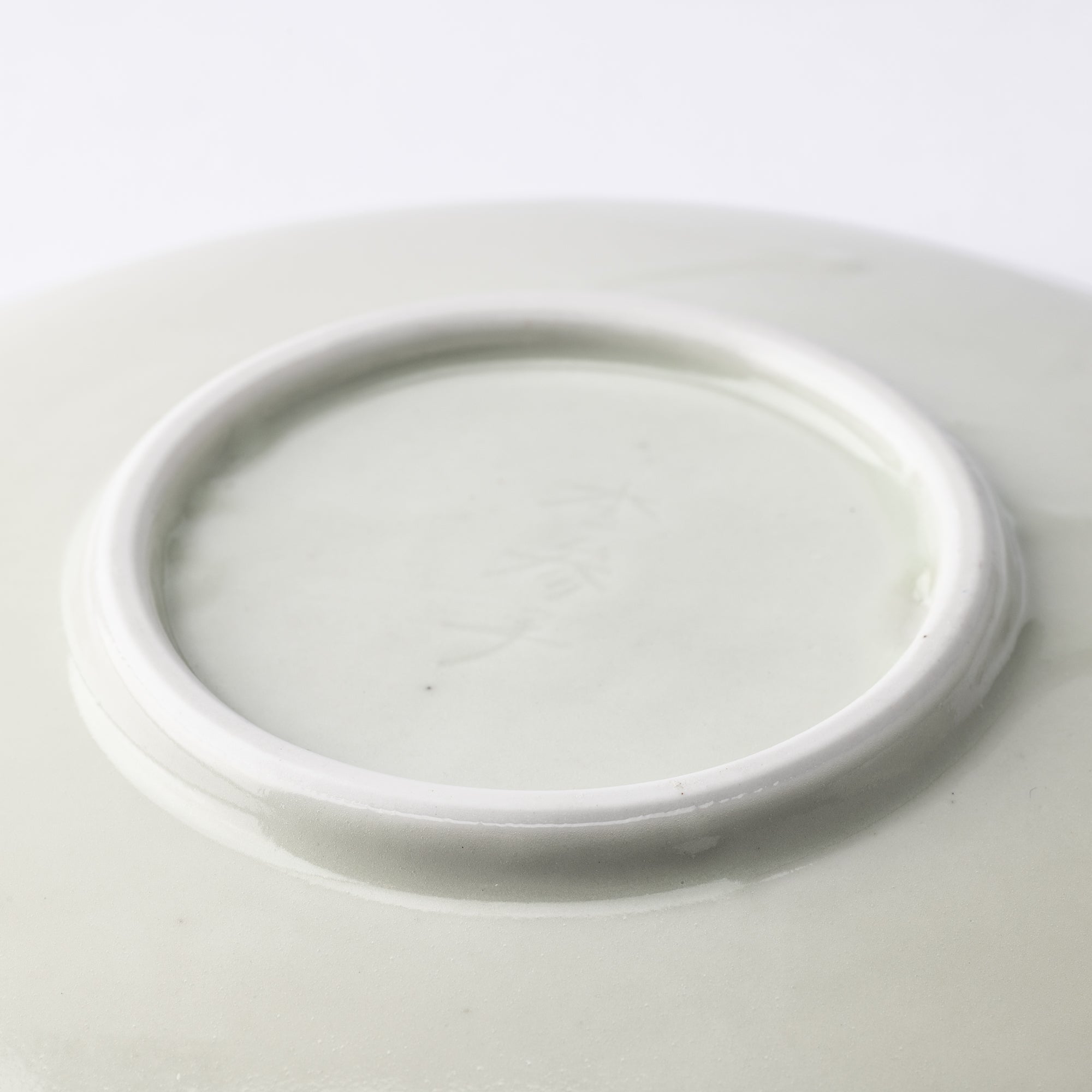 Ri Sanpei Chrysanthemums Pattern Arita Round Plate - MUSUBI KILN - Quality Japanese Tableware and Gift
