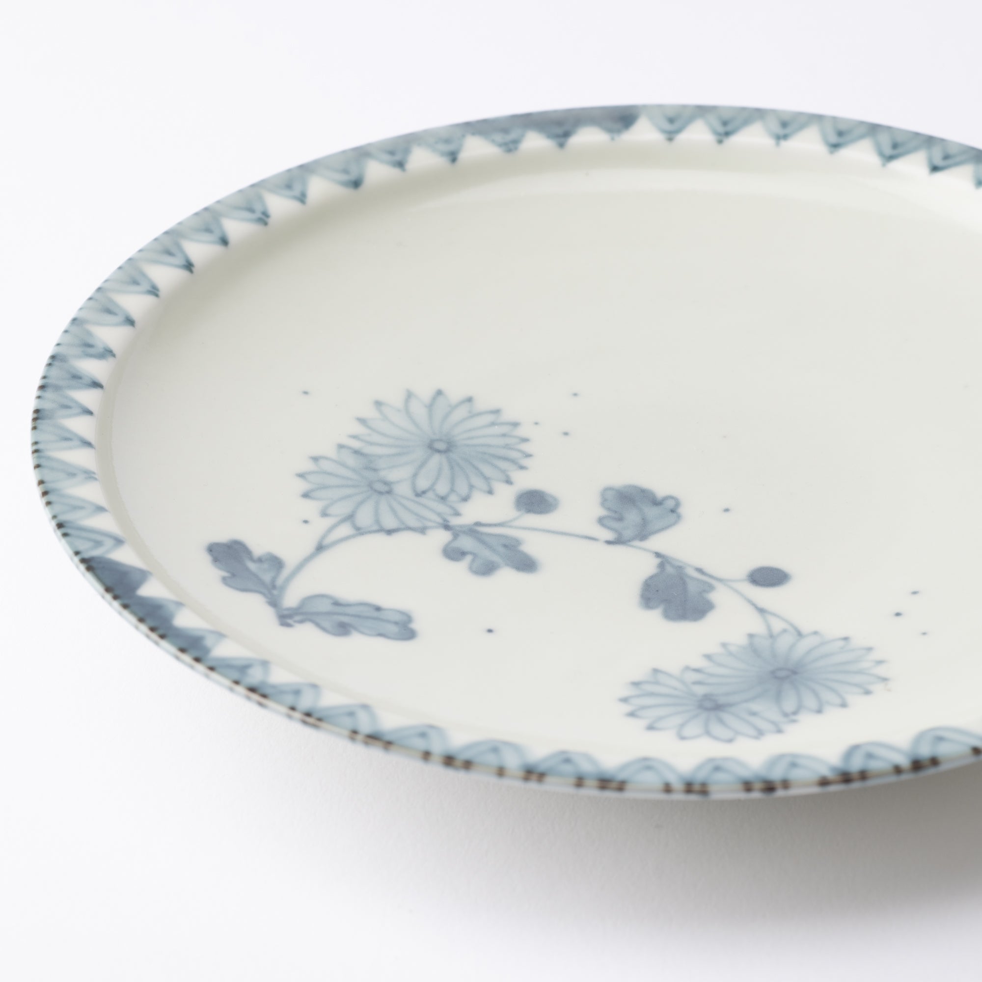 Ri Sanpei Chrysanthemums Pattern Arita Round Plate - MUSUBI KILN - Quality Japanese Tableware and Gift