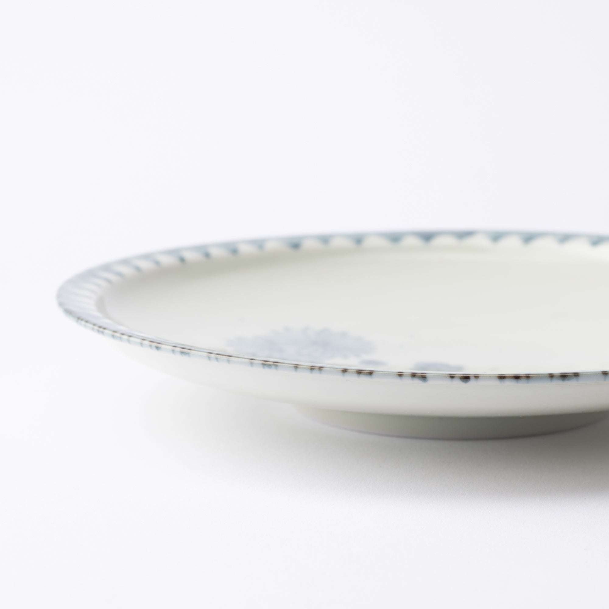 Ri Sanpei Chrysanthemums Pattern Arita Round Plate - MUSUBI KILN - Quality Japanese Tableware and Gift
