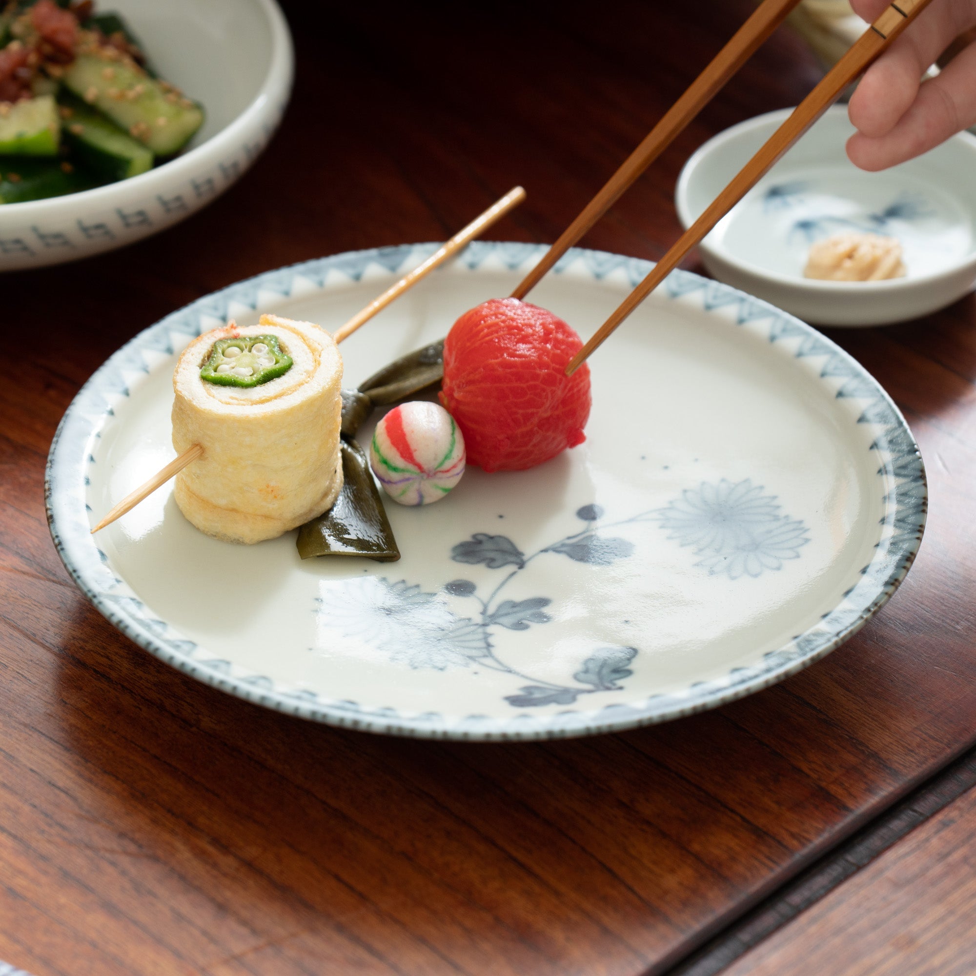 Ri Sanpei Chrysanthemums Pattern Arita Round Plate - MUSUBI KILN - Quality Japanese Tableware and Gift