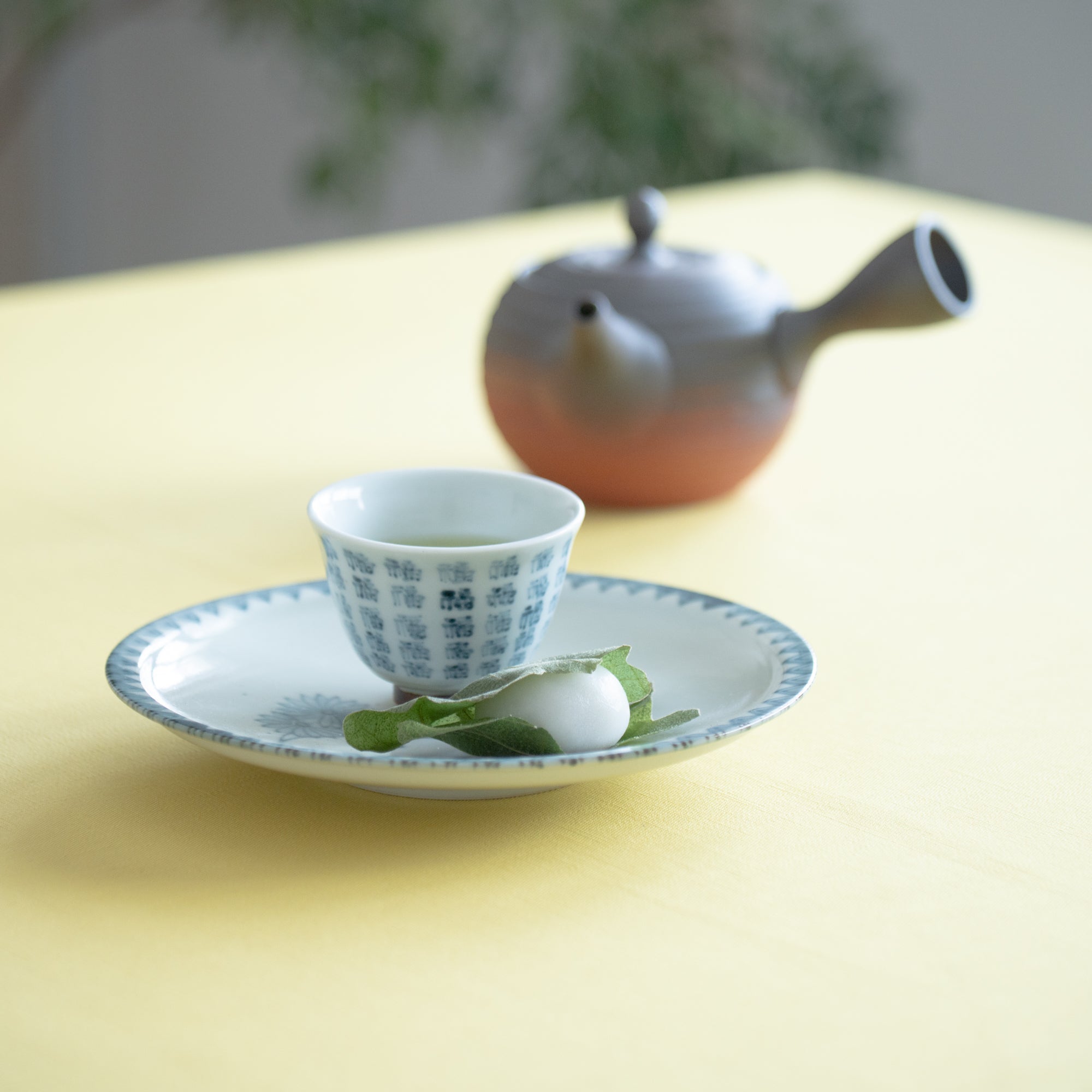 Ri Sanpei Chrysanthemums Pattern Arita Round Plate - MUSUBI KILN - Quality Japanese Tableware and Gift