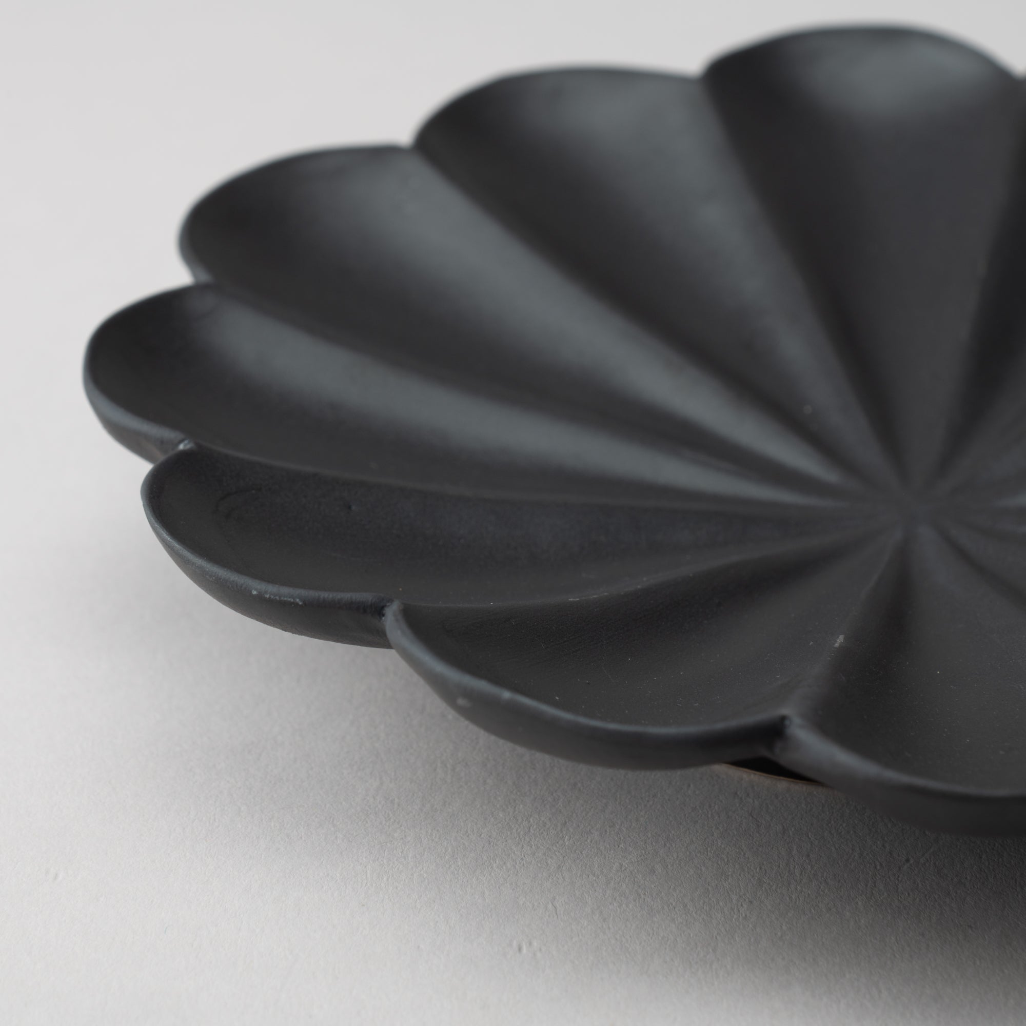 RINKA Twelve Petals Usuki Deep Plate - MUSUBI KILN - Quality Japanese Tableware and Gift