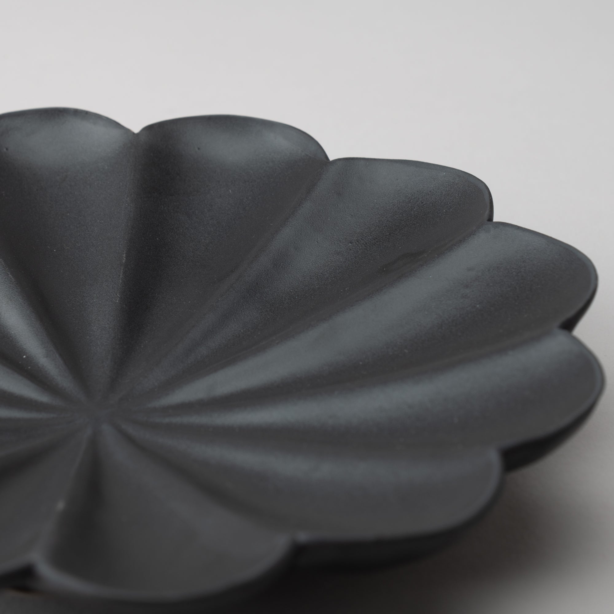 RINKA Twelve Petals Usuki Deep Plate - MUSUBI KILN - Quality Japanese Tableware and Gift