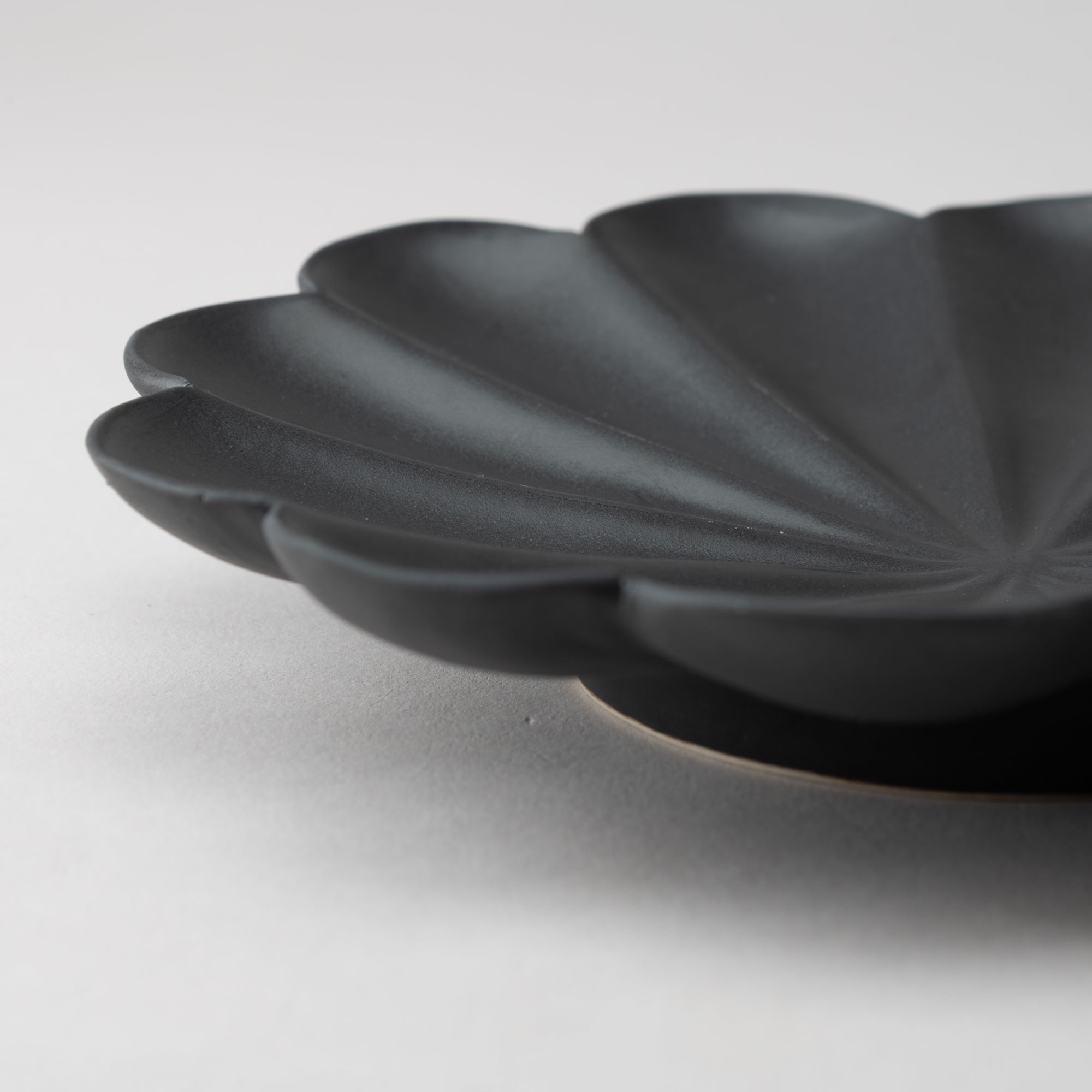 RINKA Twelve Petals Usuki Deep Plate - MUSUBI KILN - Quality Japanese Tableware and Gift