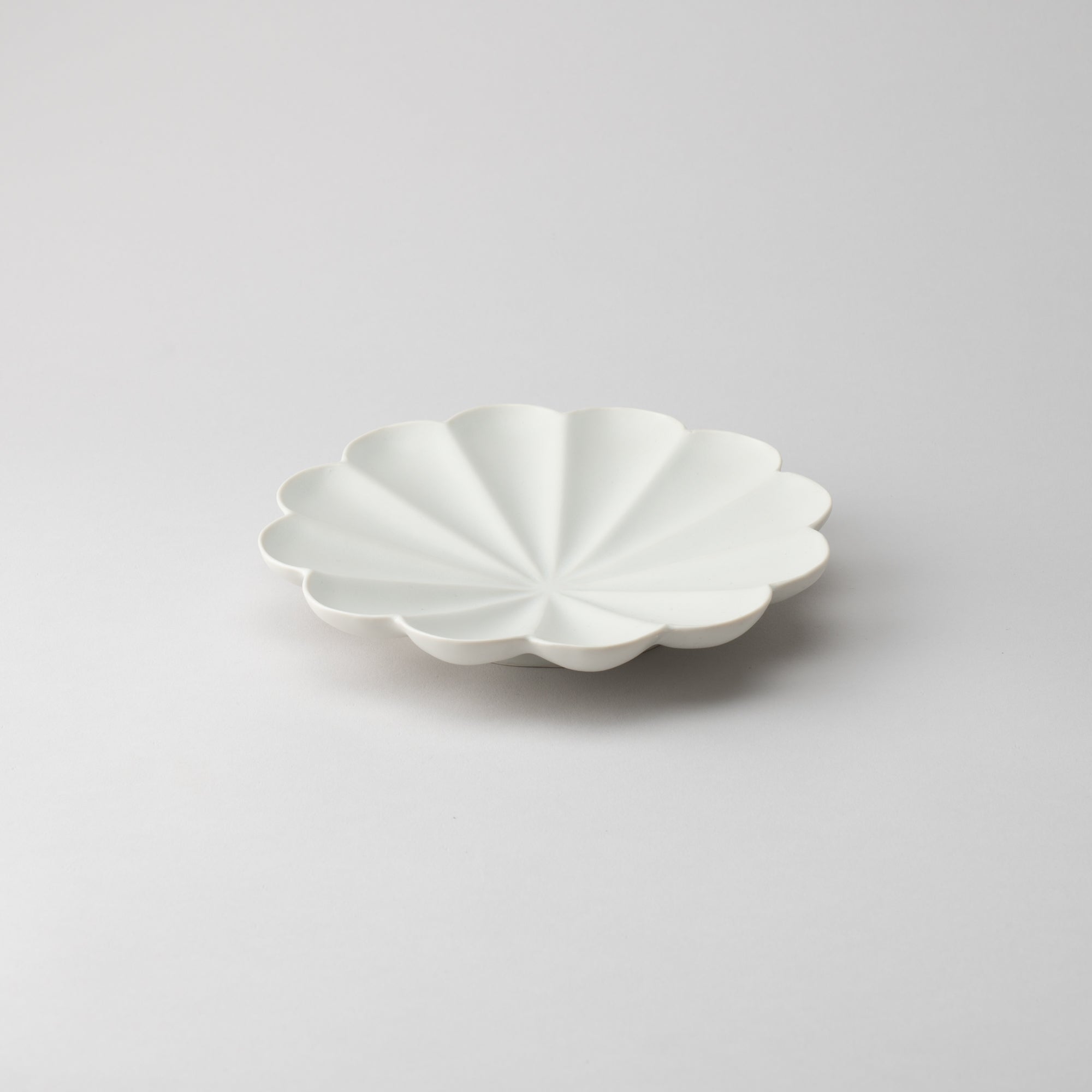 RINKA Twelve Petals Usuki Deep Plate - MUSUBI KILN - Quality Japanese Tableware and Gift