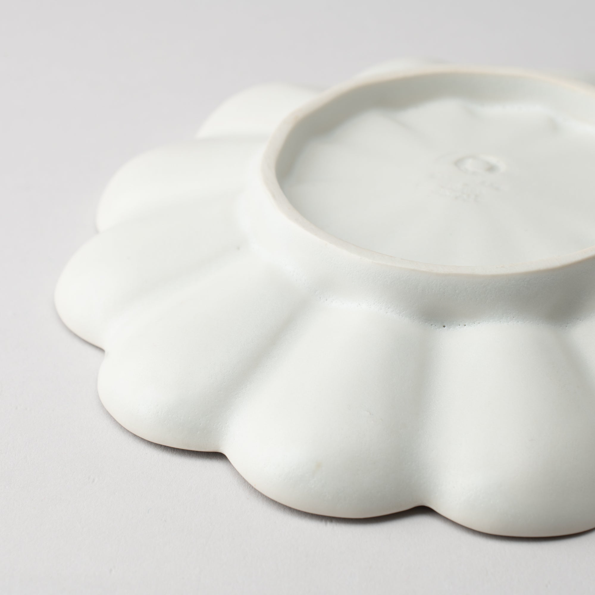 RINKA Twelve Petals Usuki Deep Plate - MUSUBI KILN - Quality Japanese Tableware and Gift