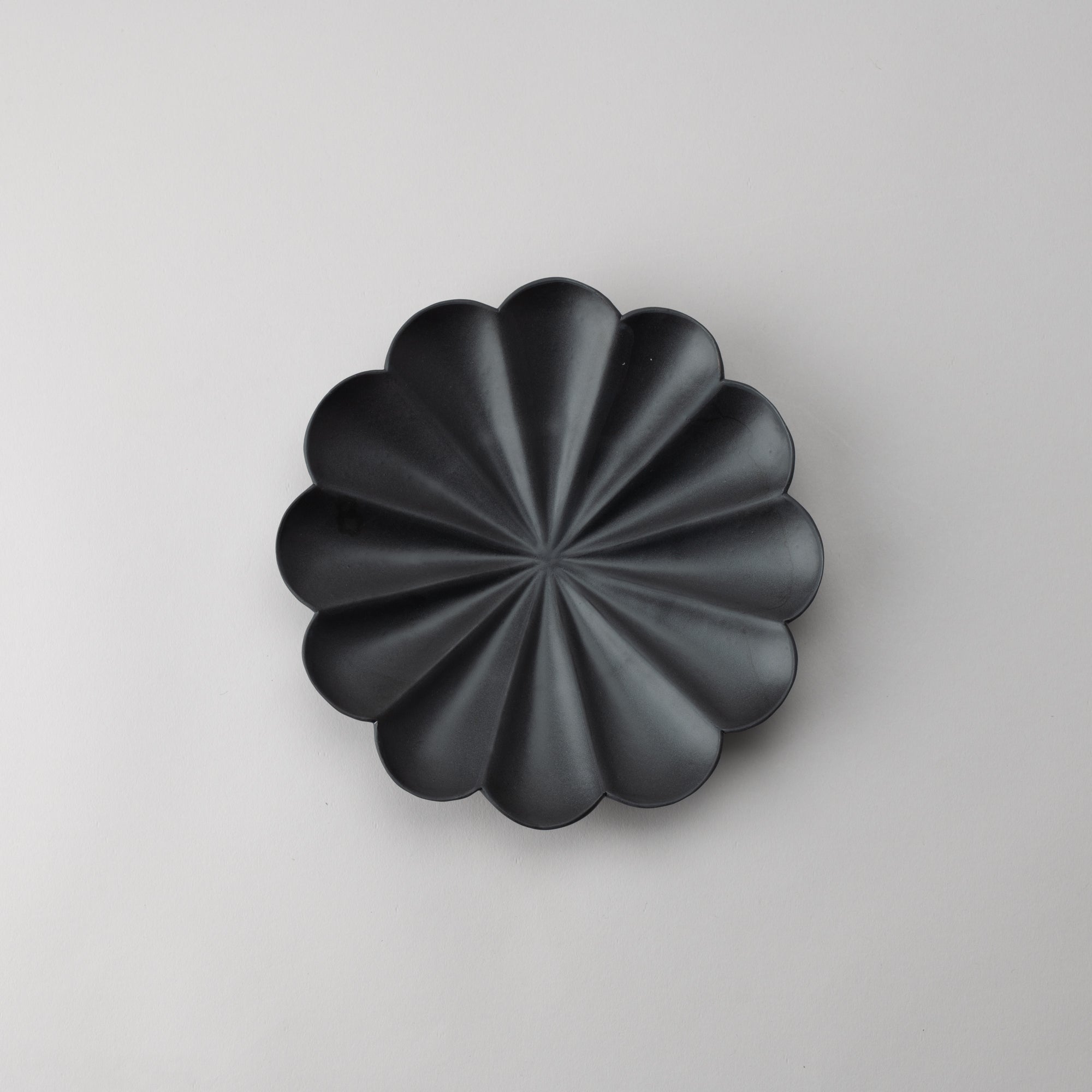 RINKA Twelve Petals Usuki Deep Plate - MUSUBI KILN - Quality Japanese Tableware and Gift