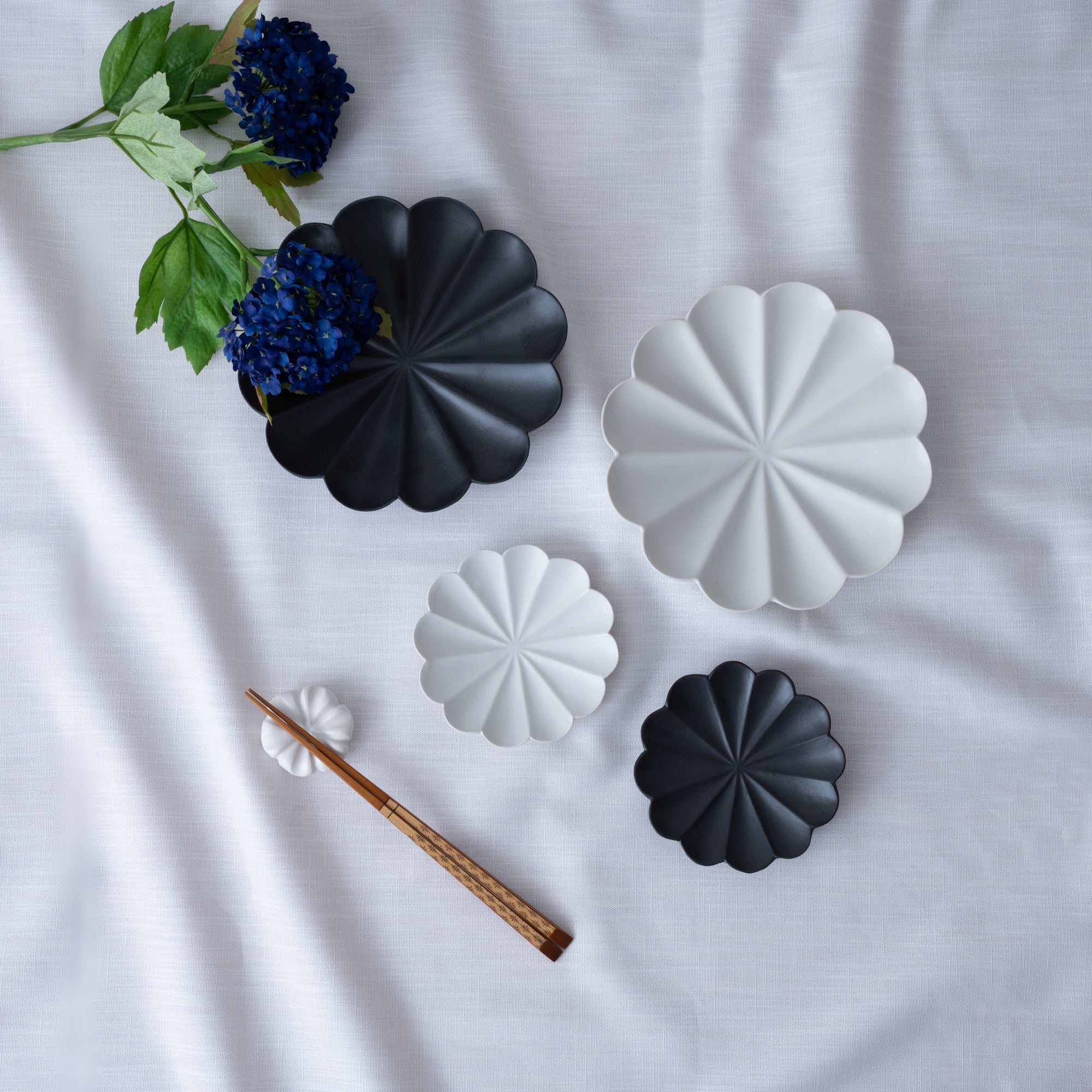 RINKA Twelve Petals Usuki Deep Plate - MUSUBI KILN - Quality Japanese Tableware and Gift