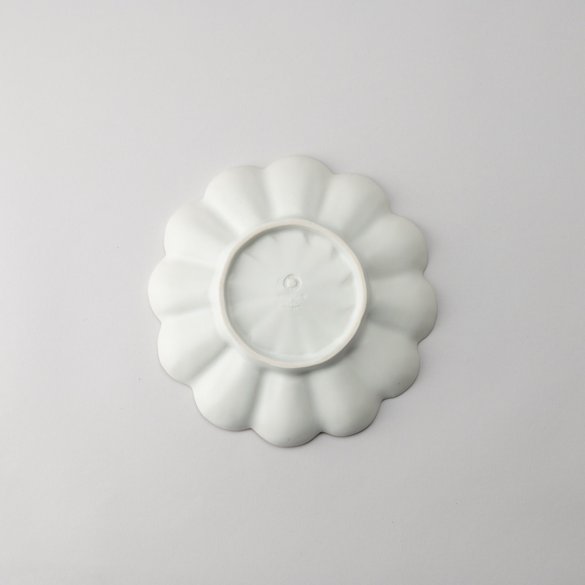 RINKA Twelve Petals Usuki Deep Plate - MUSUBI KILN - Quality Japanese Tableware and Gift