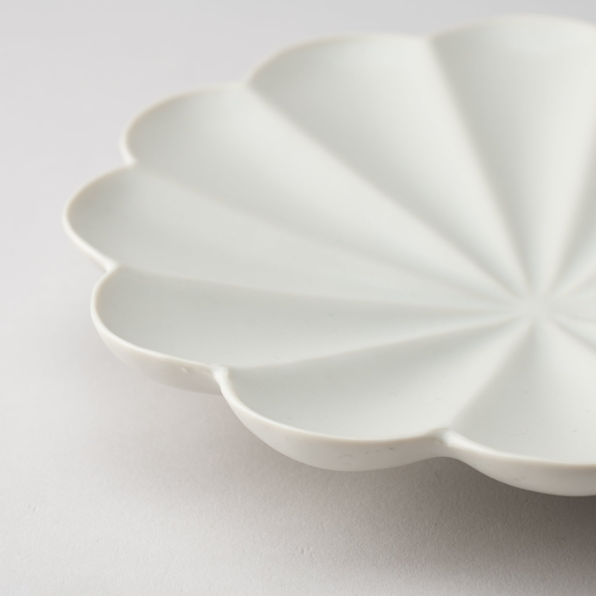 RINKA Twelve Petals Usuki Deep Plate - MUSUBI KILN - Quality Japanese Tableware and Gift