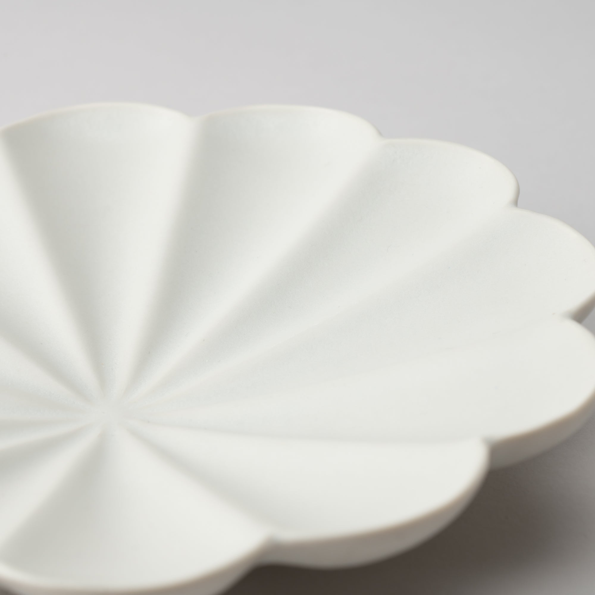 RINKA Twelve Petals Usuki Deep Plate - MUSUBI KILN - Quality Japanese Tableware and Gift