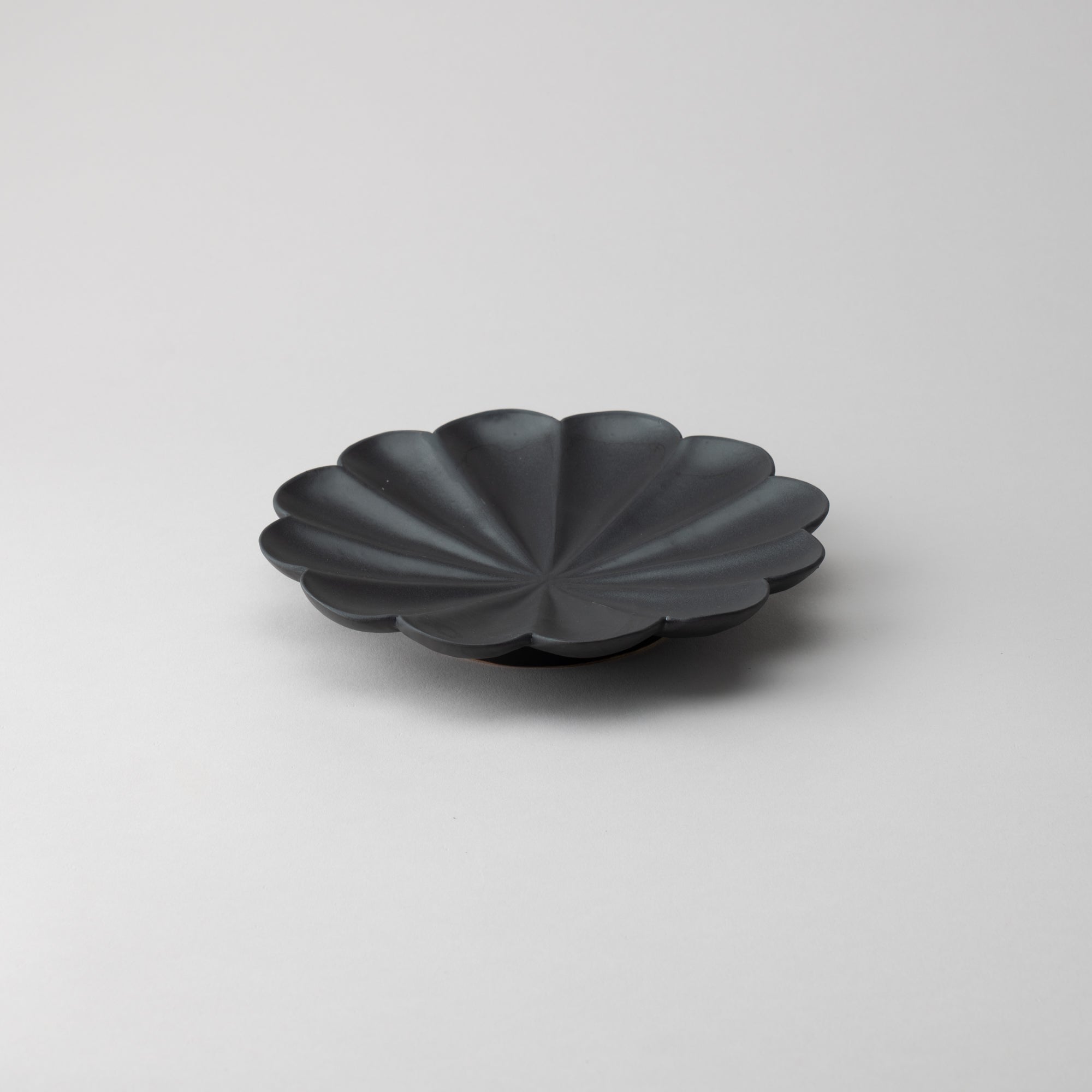 RINKA Twelve Petals Usuki Deep Plate - MUSUBI KILN - Quality Japanese Tableware and Gift