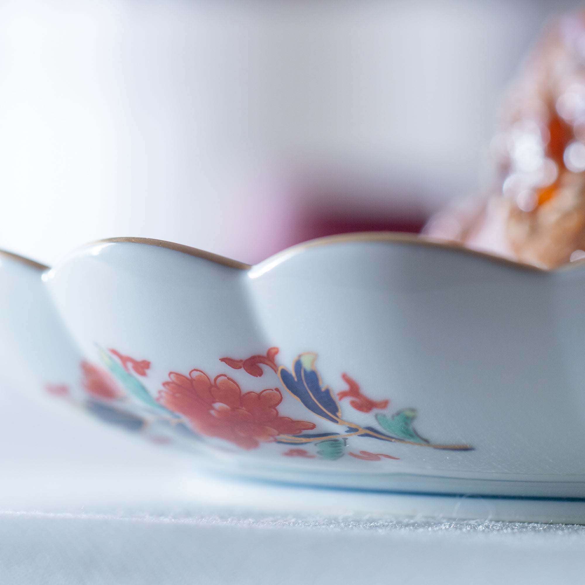 Rinkuro Kiln Old Imari Chrysanthemum Round Plate 9.5in - MUSUBI KILN - Quality Japanese Tableware and Gift