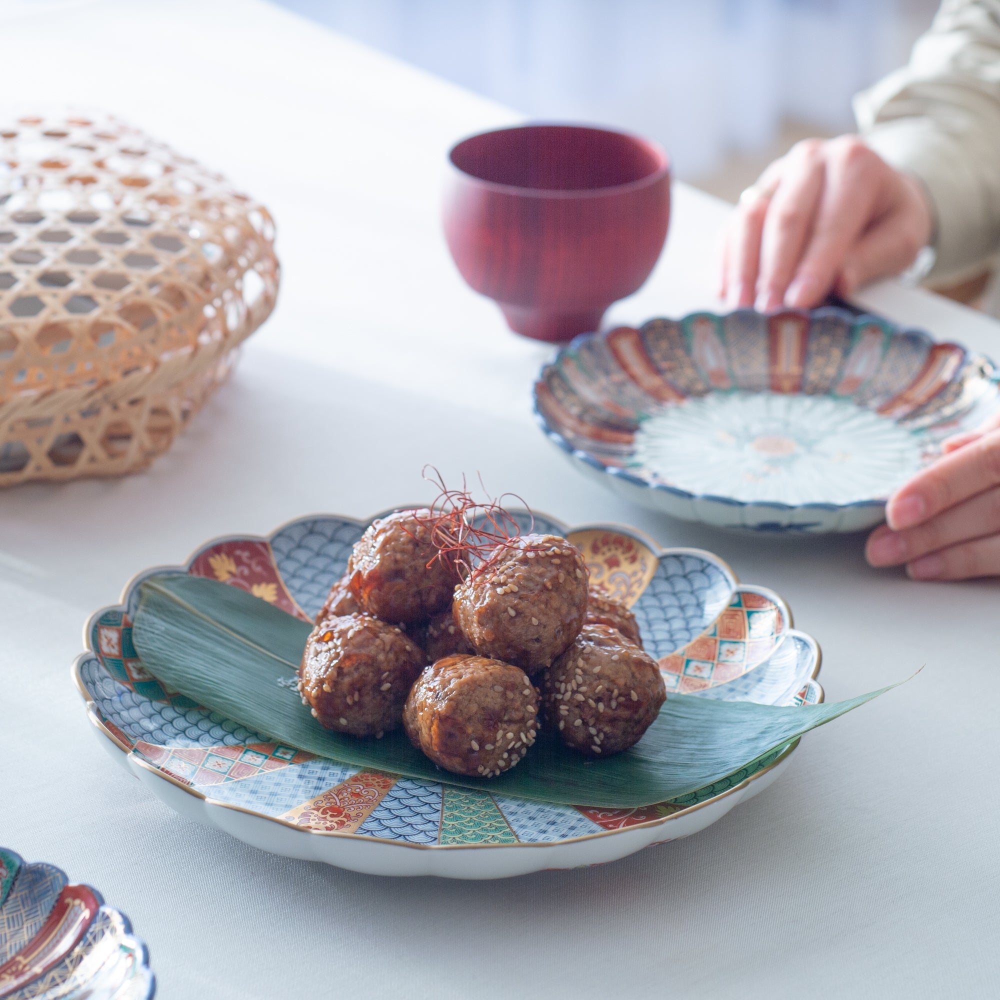Rinkuro Kiln Old Imari Chrysanthemum Round Plate 9.5in - MUSUBI KILN - Quality Japanese Tableware and Gift