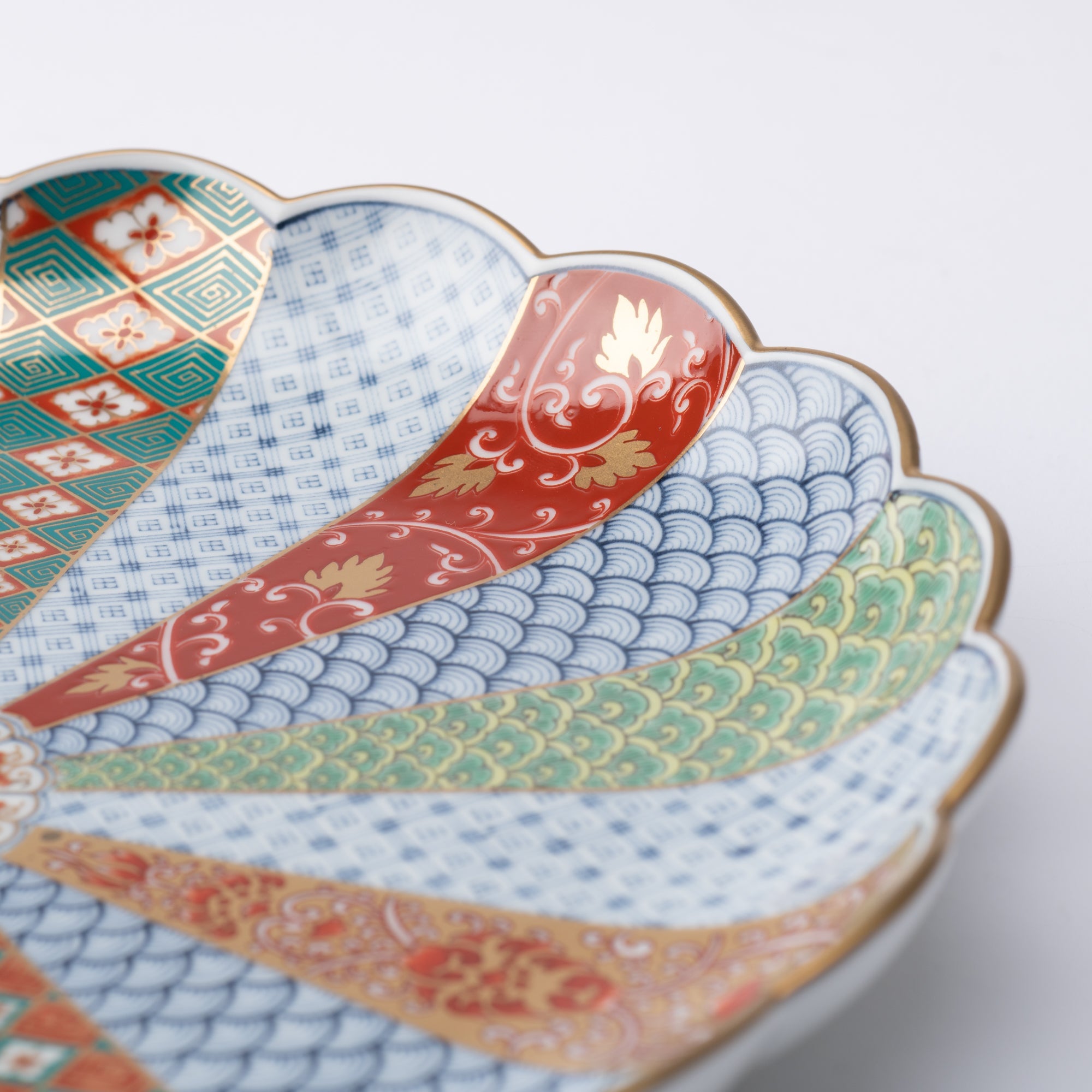 Rinkuro Kiln Old Imari Chrysanthemum Round Plate 9.5in - MUSUBI KILN - Quality Japanese Tableware and Gift