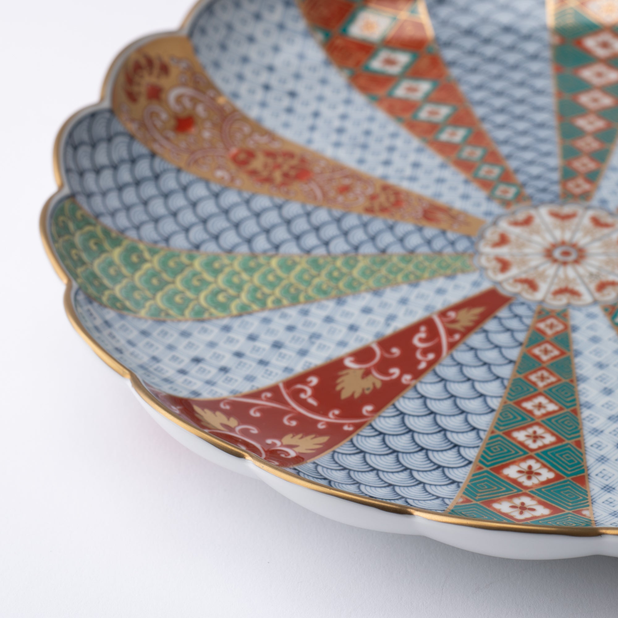 Rinkuro Kiln Old Imari Chrysanthemum Round Plate 9.5in - MUSUBI KILN - Quality Japanese Tableware and Gift