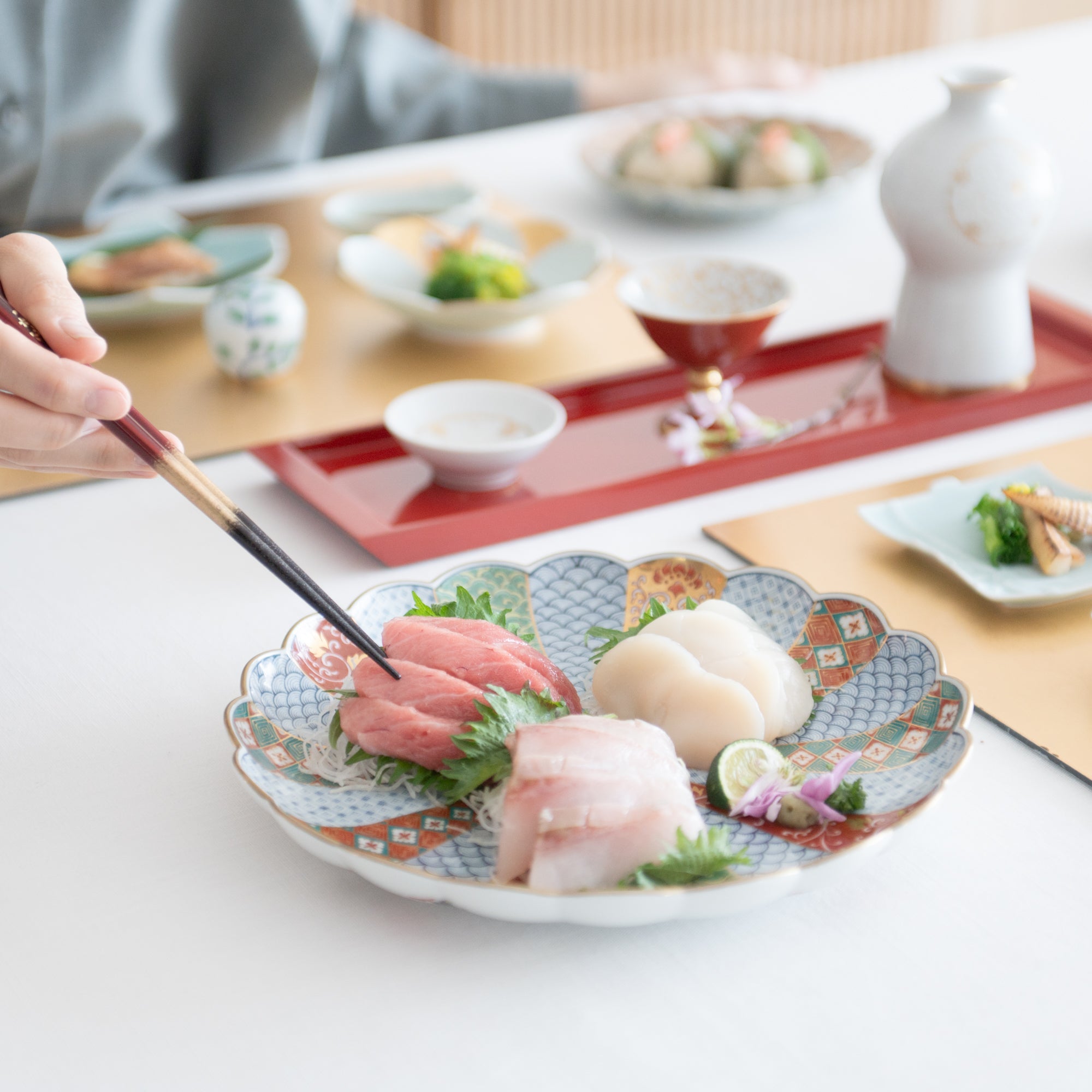 Rinkuro Kiln Old Imari Chrysanthemum Round Plate 9.5in - MUSUBI KILN - Quality Japanese Tableware and Gift