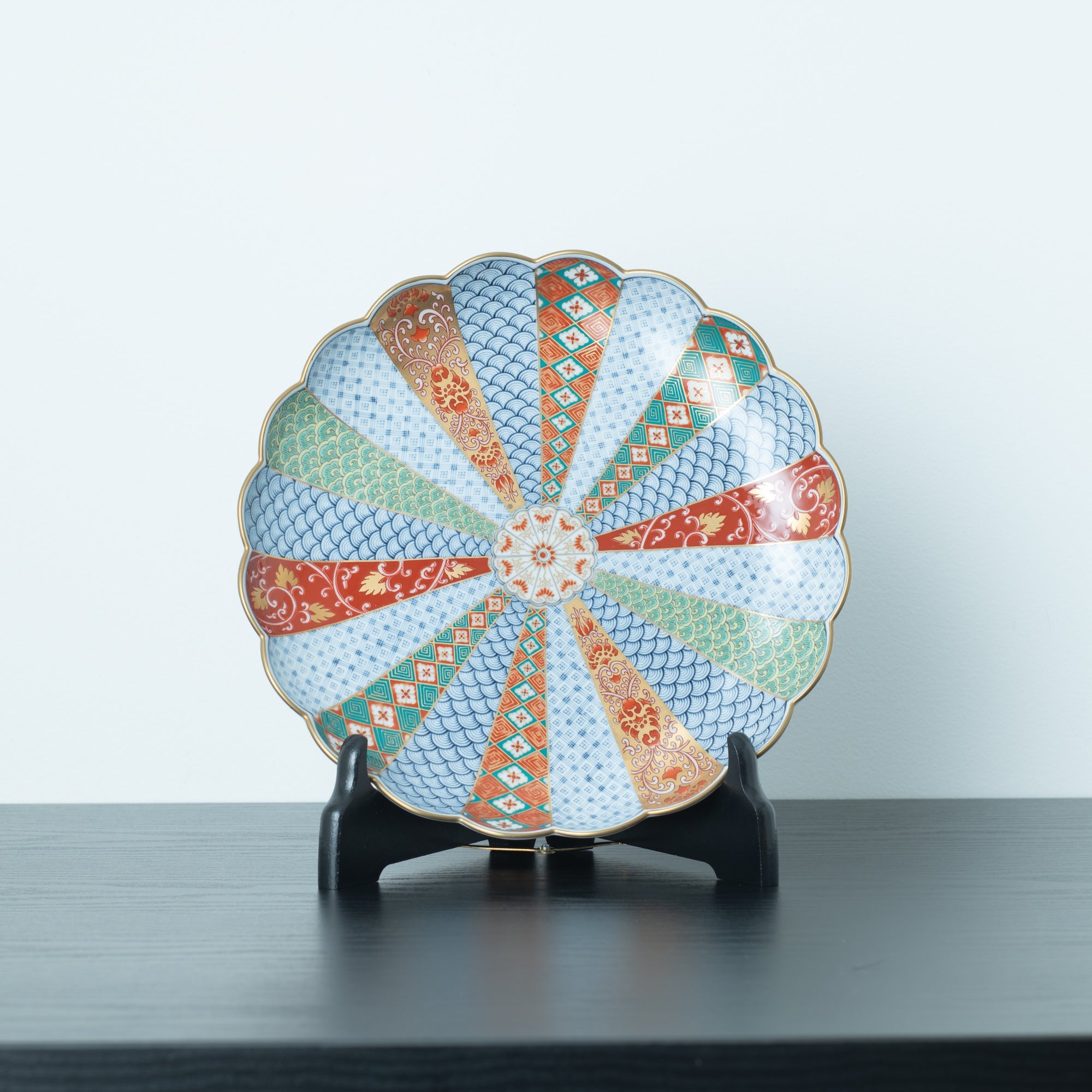 Rinkuro Kiln Old Imari Chrysanthemum Round Plate 9.5in - MUSUBI KILN - Quality Japanese Tableware and Gift