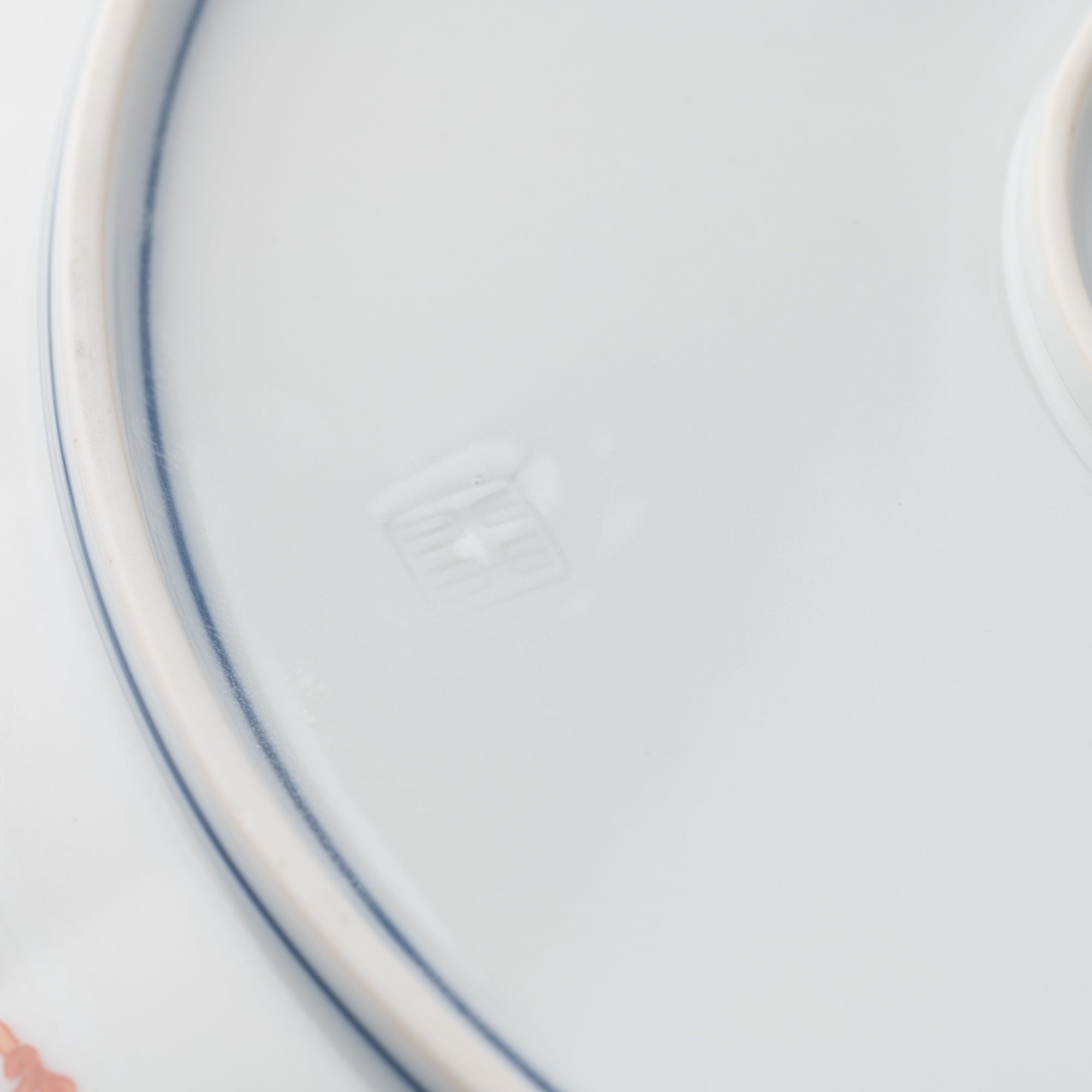Rinkuro Kiln Old Imari Chrysanthemum Round Plate 9.5in - MUSUBI KILN - Quality Japanese Tableware and Gift
