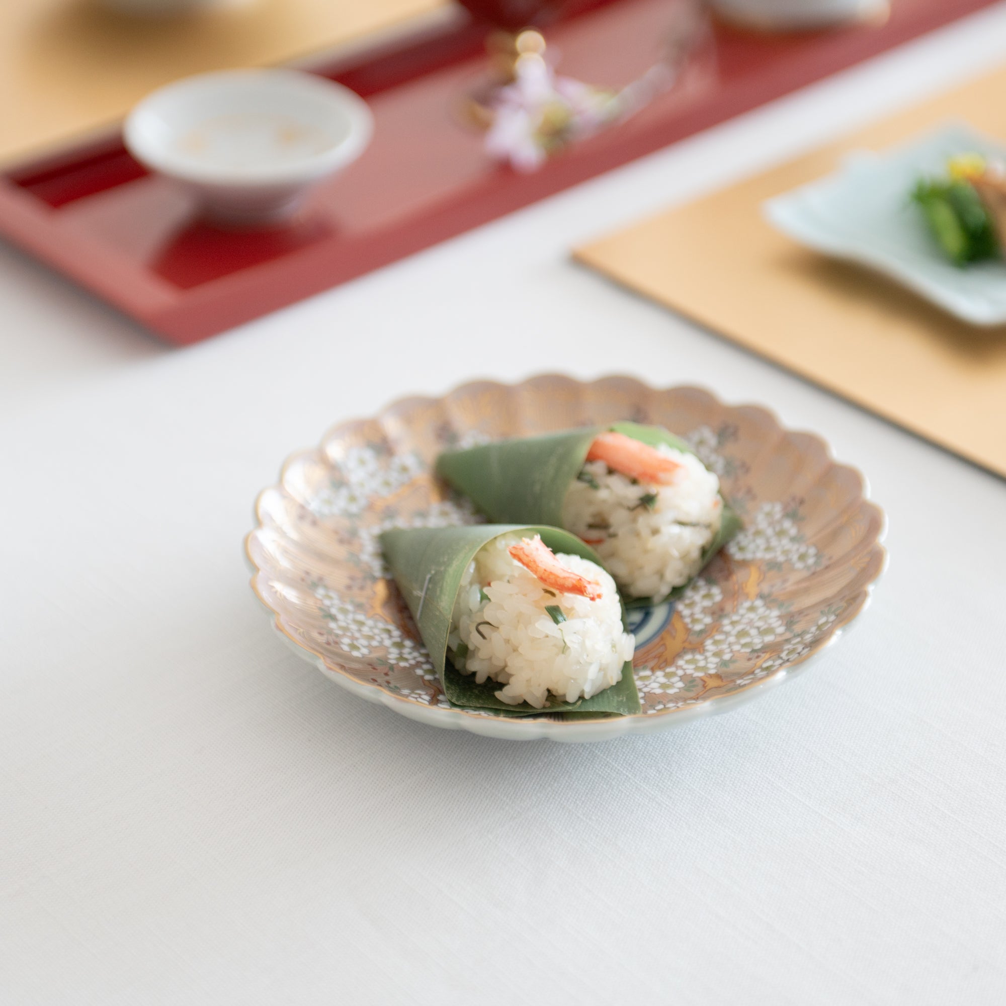 Rinkuro Kiln Old Imari Sakura Hasami Round Plate 7.5in - MUSUBI KILN - Quality Japanese Tableware and Gift
