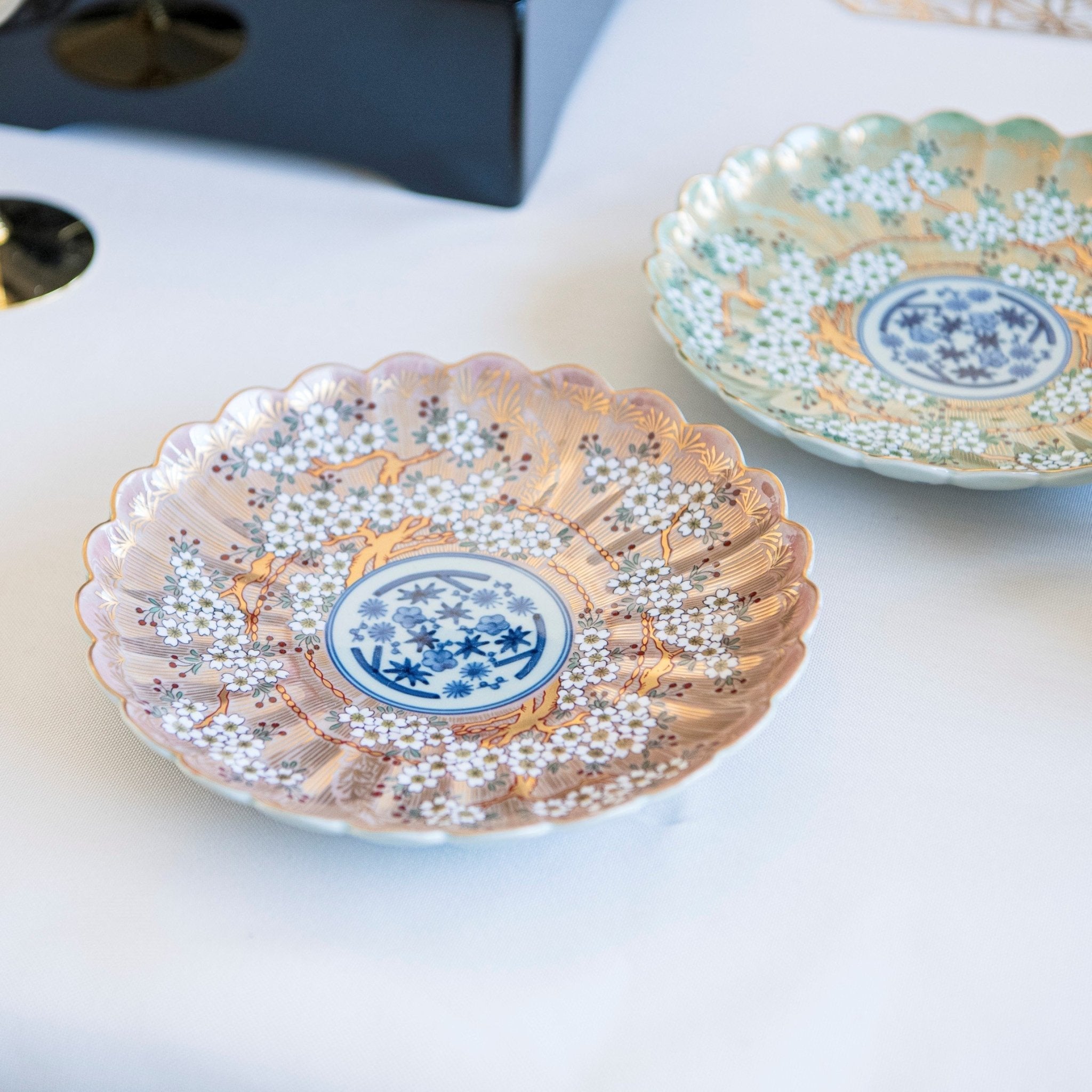 Rinkuro Kiln Old Imari Sakura Hasami Round Plate 7.5in - MUSUBI KILN - Quality Japanese Tableware and Gift