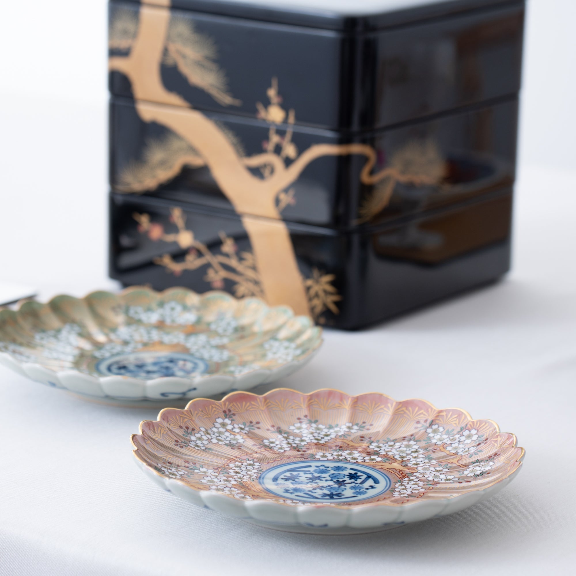 Rinkuro Kiln Old Imari Sakura Hasami Round Plate 7.5in - MUSUBI KILN - Quality Japanese Tableware and Gift