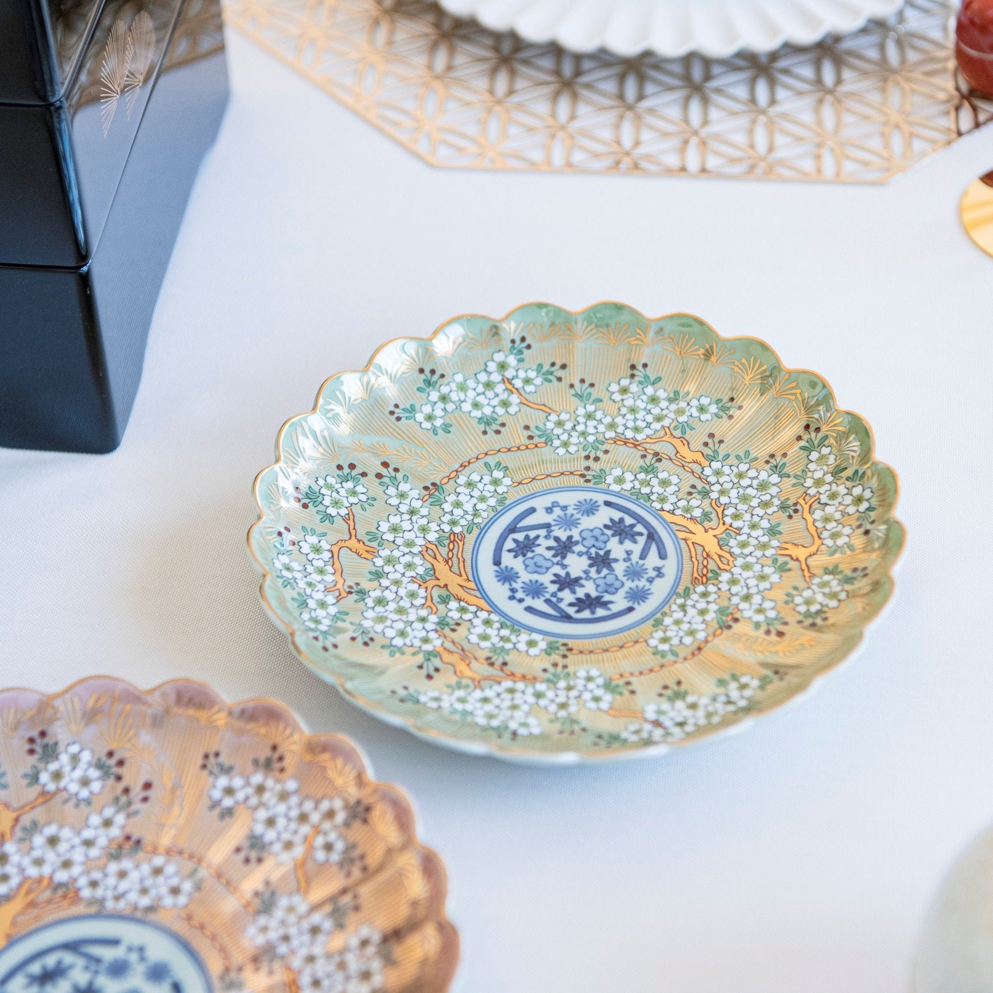 Rinkuro Kiln Old Imari Sakura Hasami Round Plate 7.5in - MUSUBI KILN - Quality Japanese Tableware and Gift