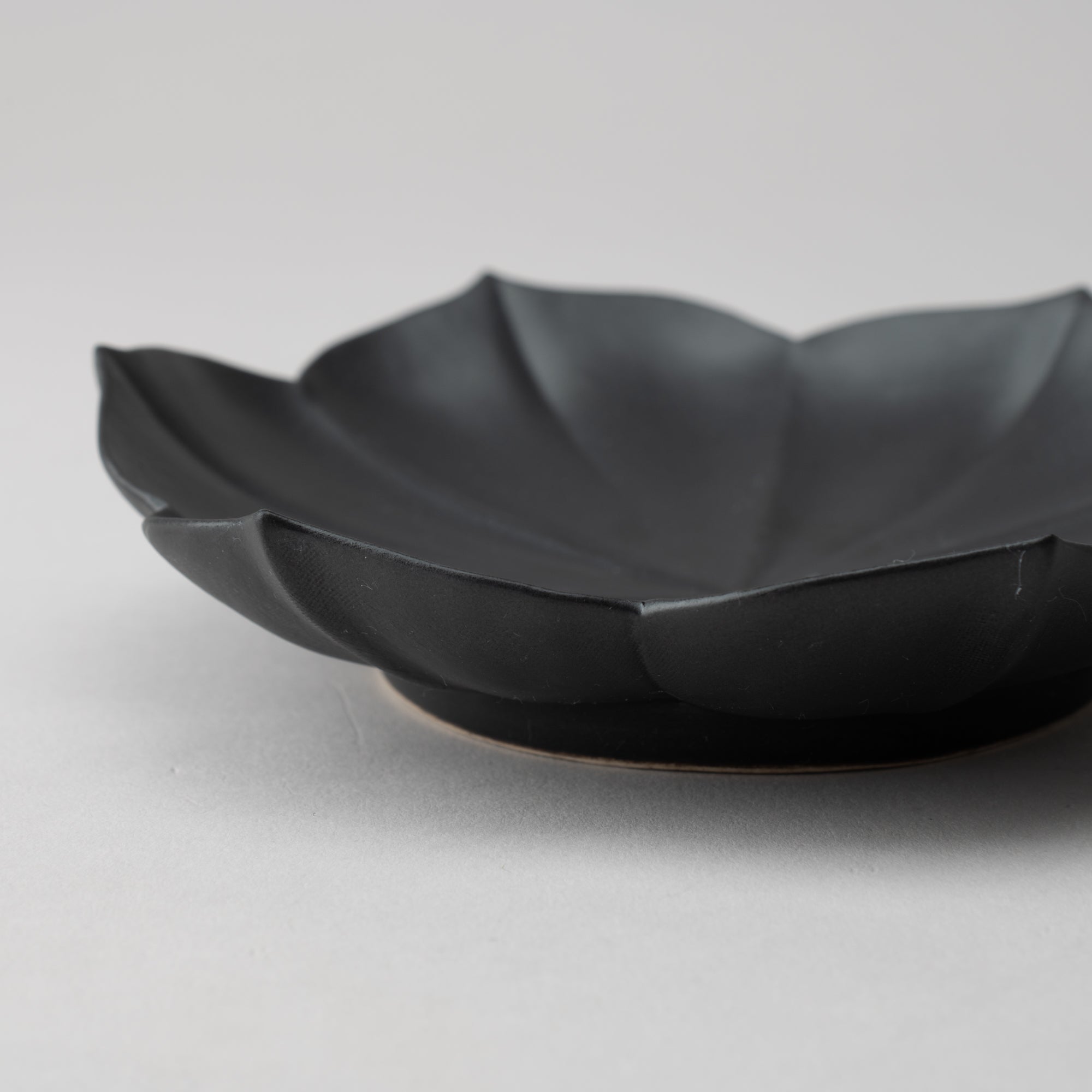 RYOUKA Lotus Petal Usuki Plate S - MUSUBI KILN - Quality Japanese Tableware and Gift