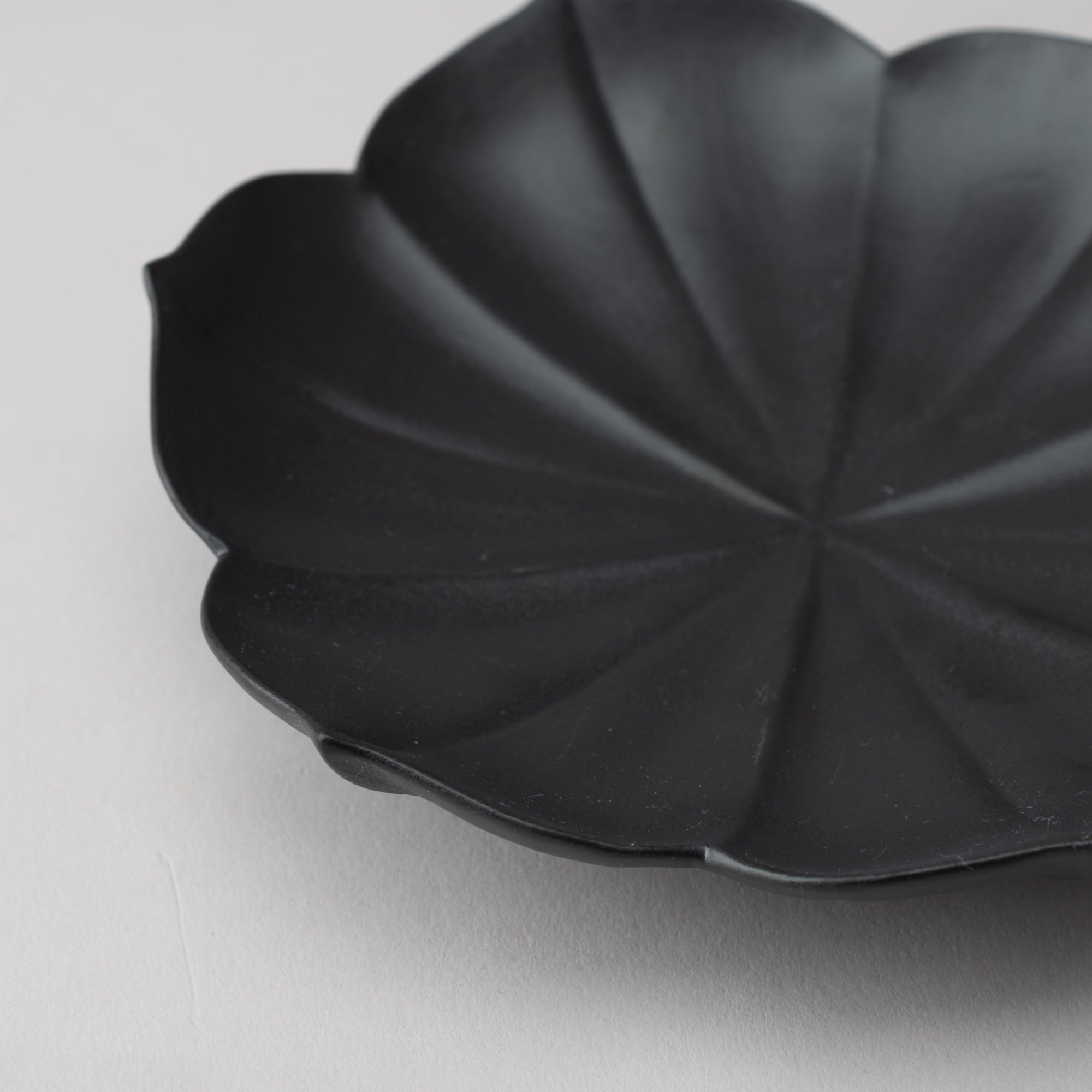 RYOUKA Lotus Petal Usuki Plate S - MUSUBI KILN - Quality Japanese Tableware and Gift