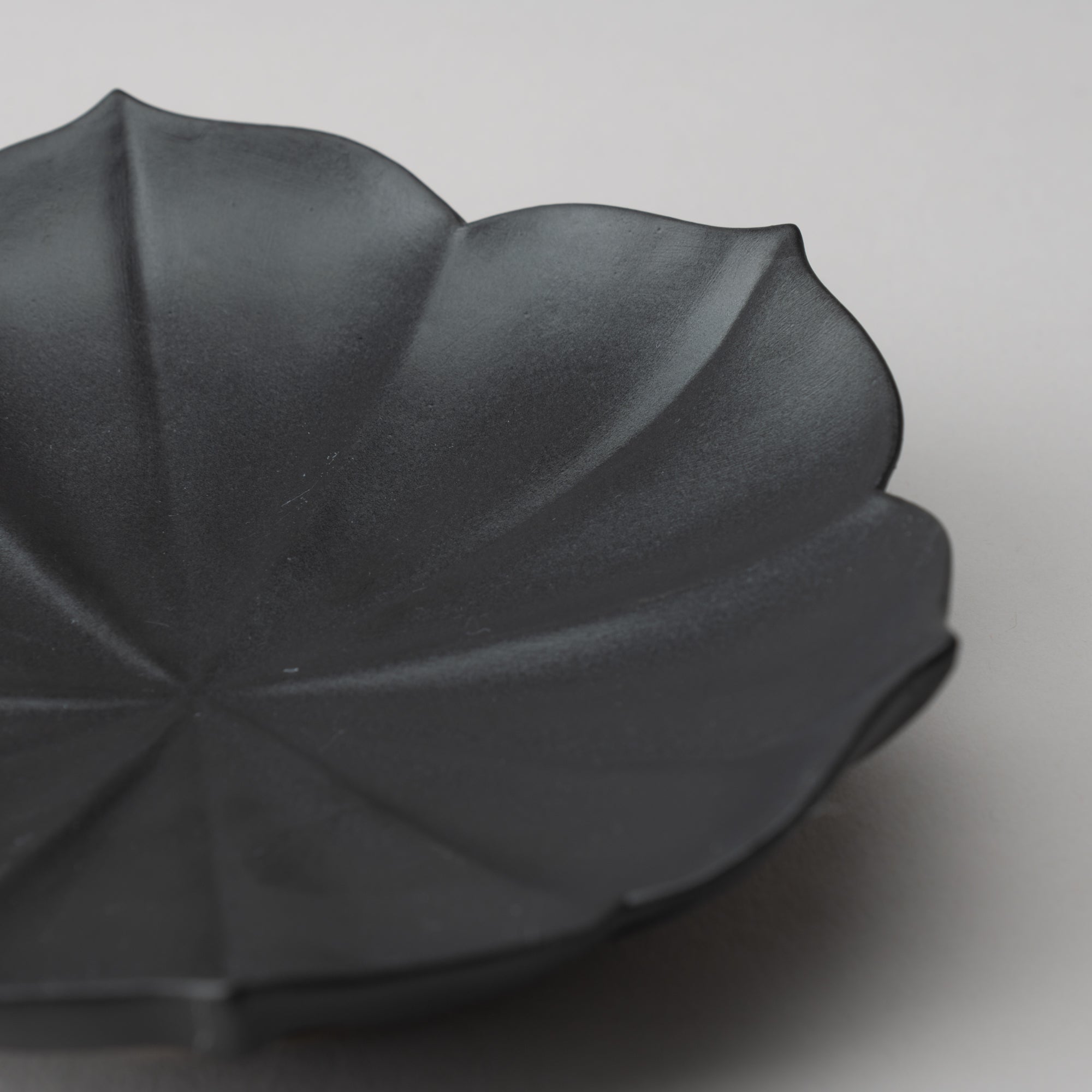 RYOUKA Lotus Petal Usuki Plate S - MUSUBI KILN - Quality Japanese Tableware and Gift