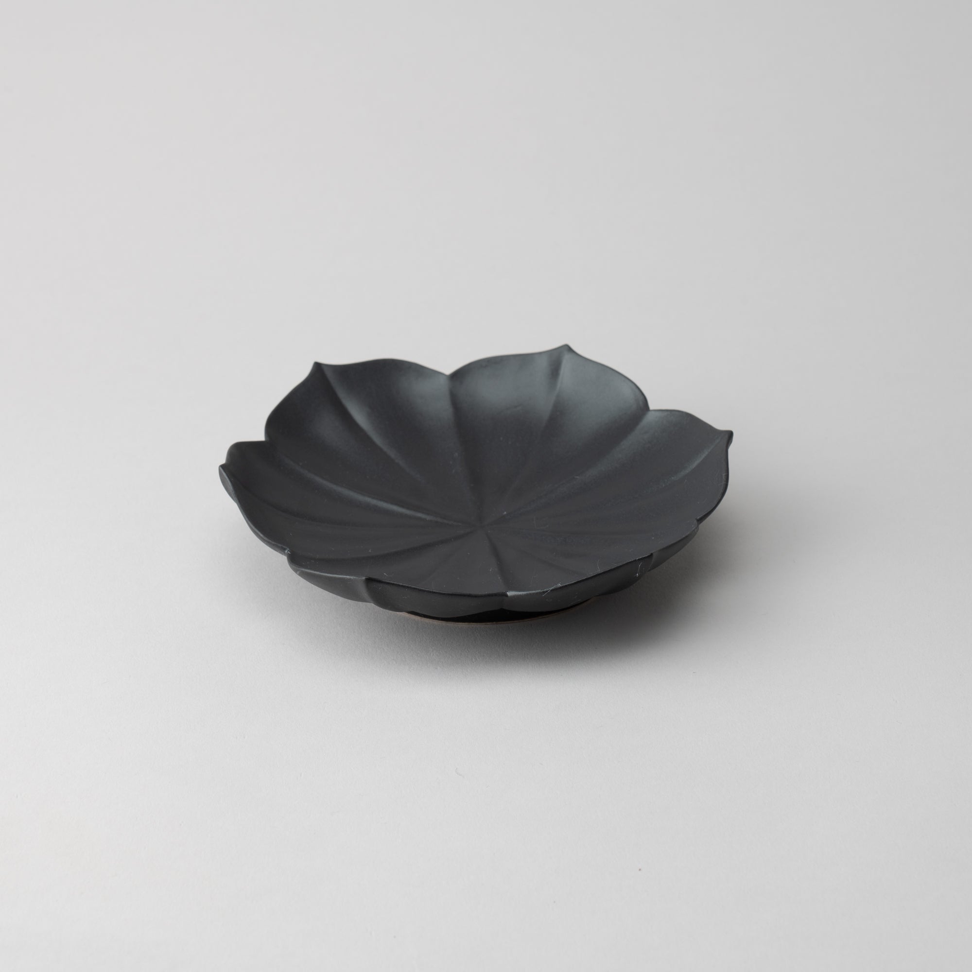 RYOUKA Lotus Petal Usuki Plate S - MUSUBI KILN - Quality Japanese Tableware and Gift