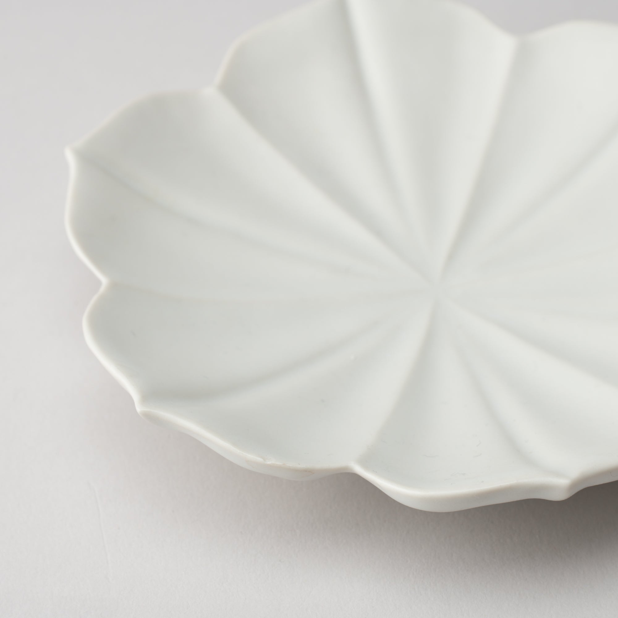 RYOUKA Lotus Petal Usuki Plate S - MUSUBI KILN - Quality Japanese Tableware and Gift