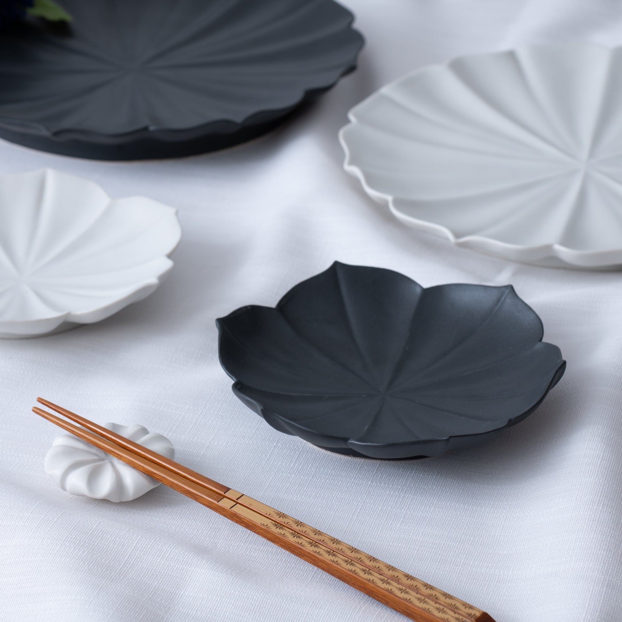 RYOUKA Lotus Petal Usuki Plate S - MUSUBI KILN - Quality Japanese Tableware and Gift