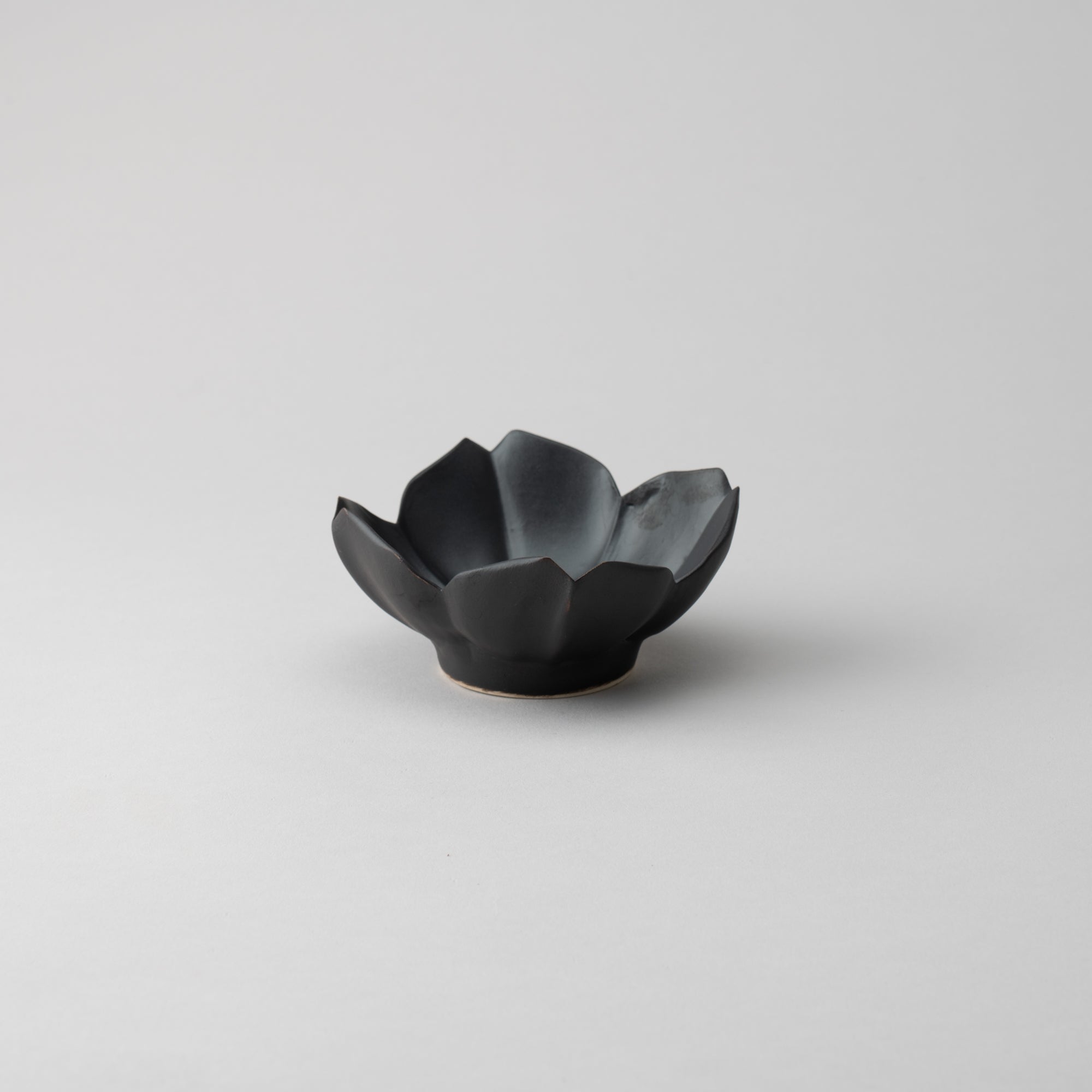 RYOUKA Usuki Four Petals Kobachi Small Bowl - MUSUBI KILN - Quality Japanese Tableware and Gift