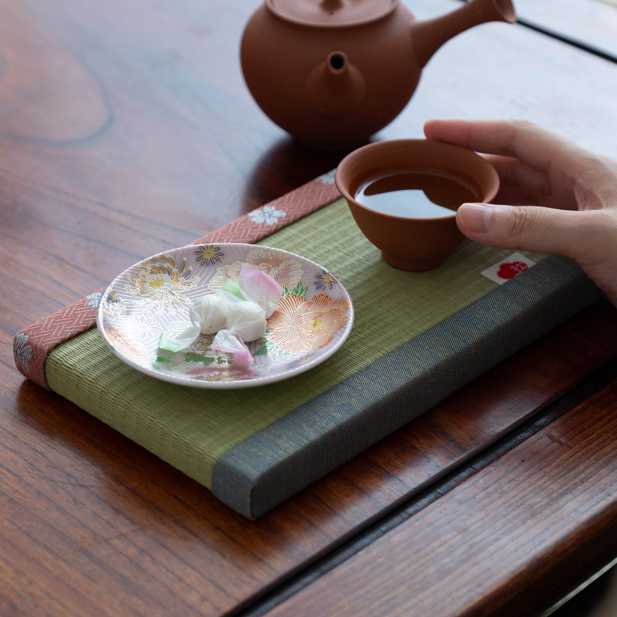 Seiju Kiln Golden Hanazume Kutani Sauce Plate Set - MUSUBI KILN - Quality Japanese Tableware and Gift