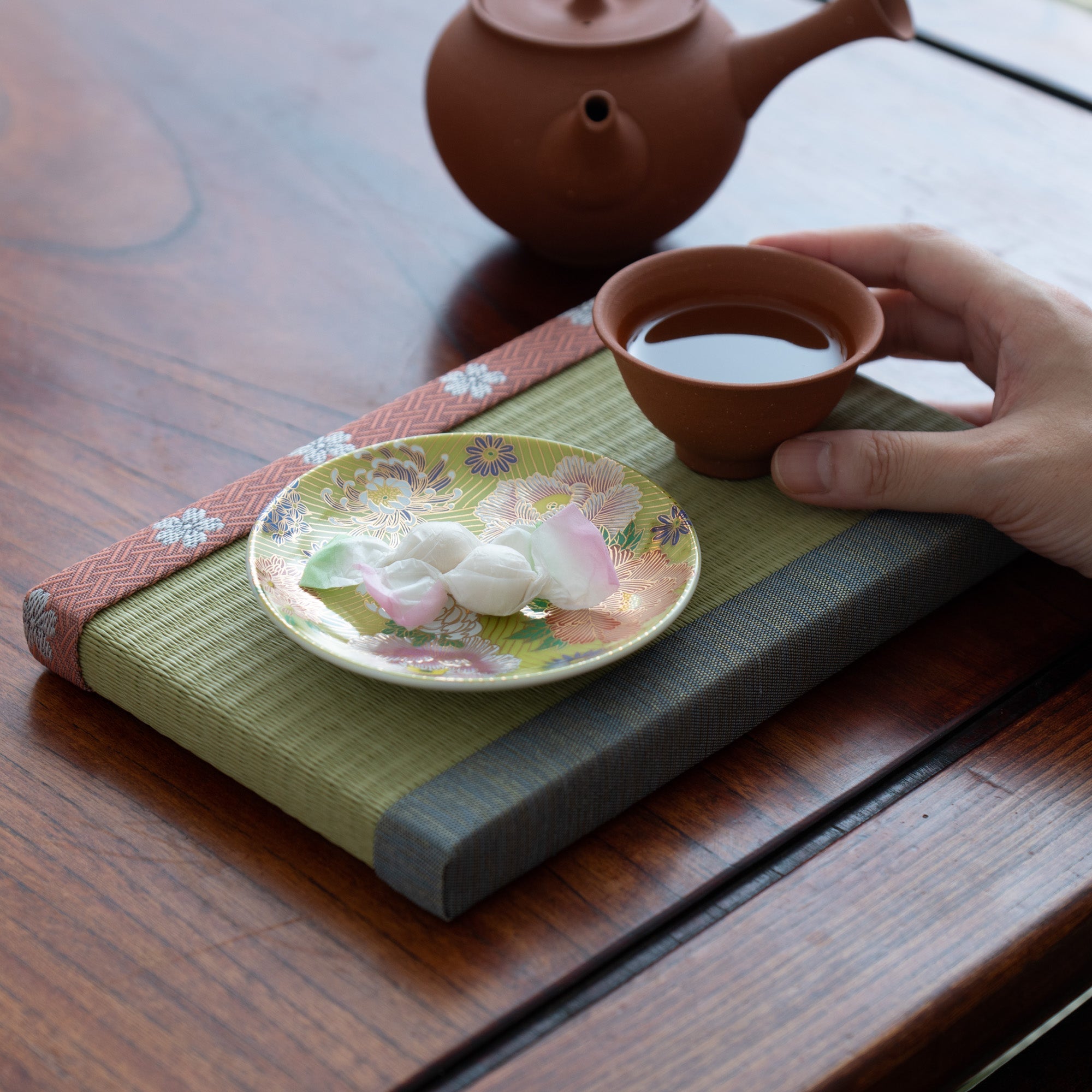 Seiju Kiln Golden Hanazume Kutani Sauce Plate Set - MUSUBI KILN - Quality Japanese Tableware and Gift