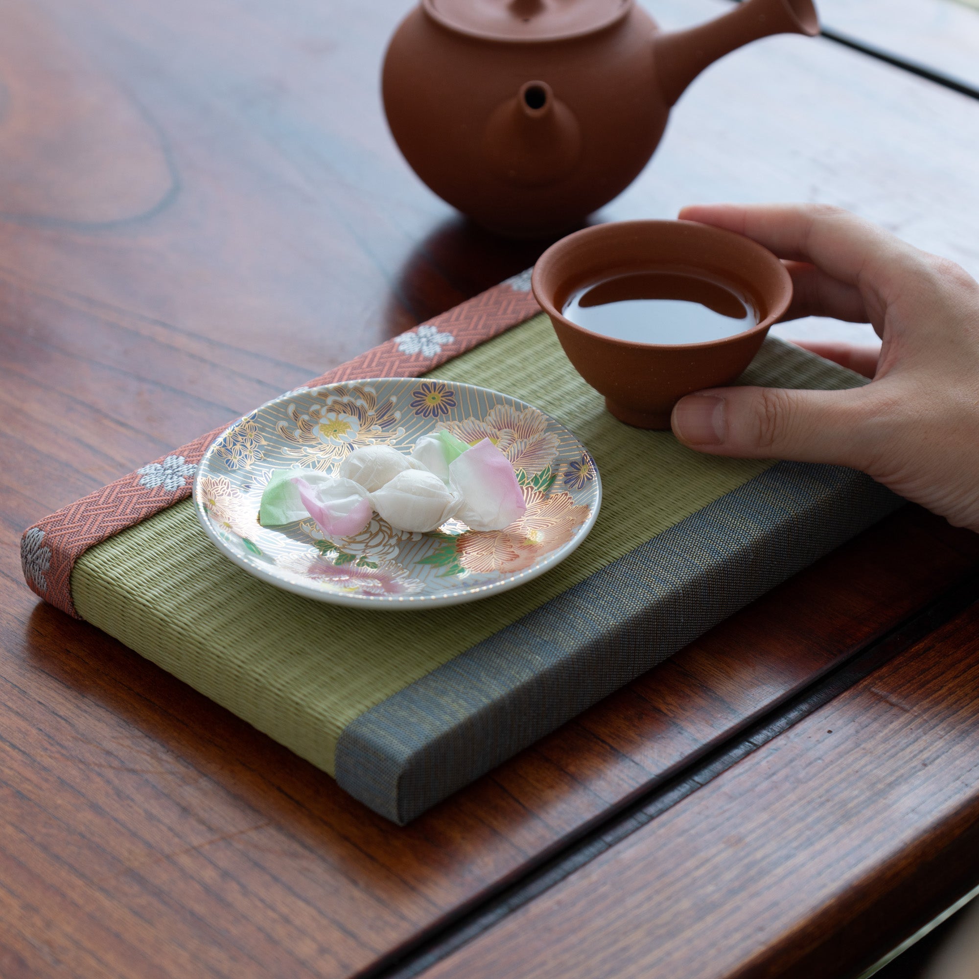 Seiju Kiln Golden Hanazume Kutani Sauce Plate Set - MUSUBI KILN - Quality Japanese Tableware and Gift