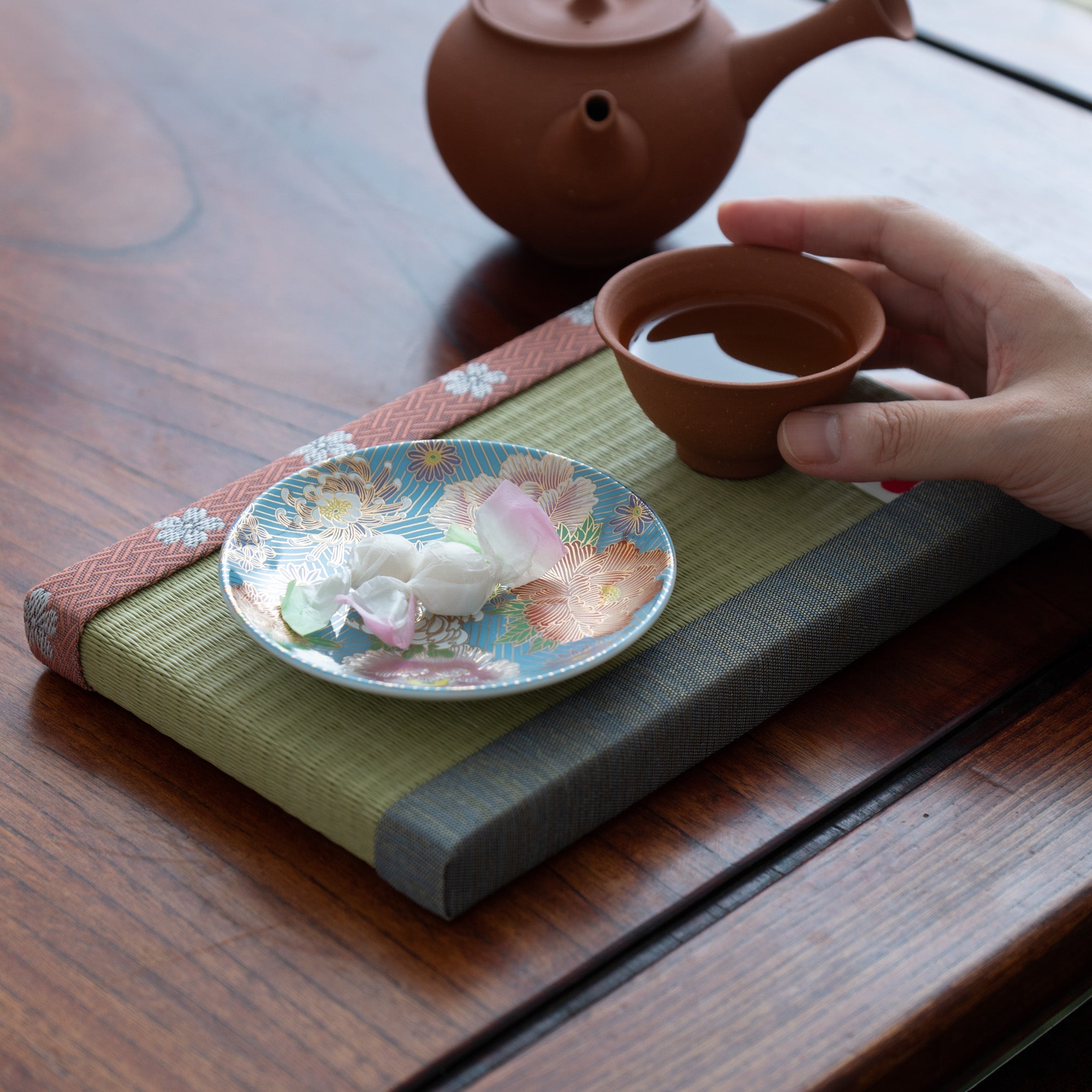 Seiju Kiln Golden Hanazume Kutani Sauce Plate Set - MUSUBI KILN - Quality Japanese Tableware and Gift